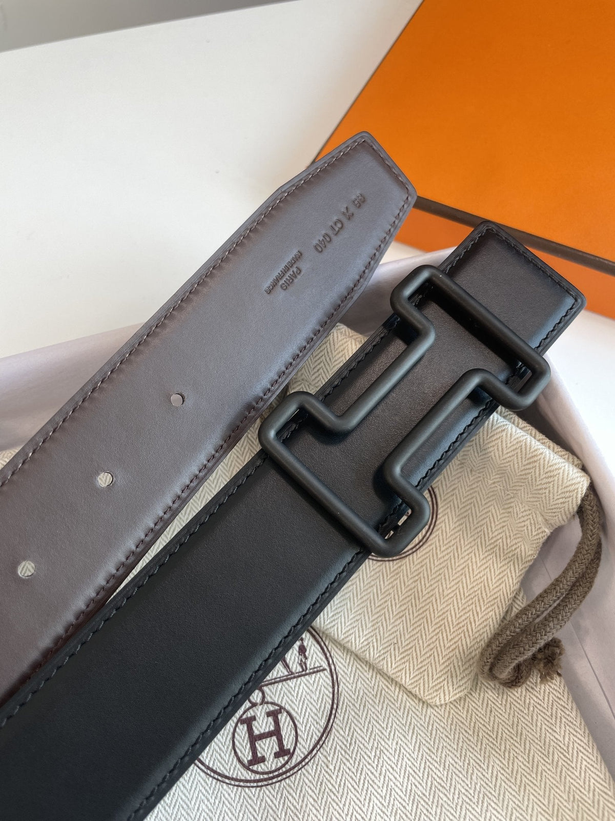 H TONIGHT BELT 38MM BLACK BUCKLE BLACK ETOUPE LEATHER