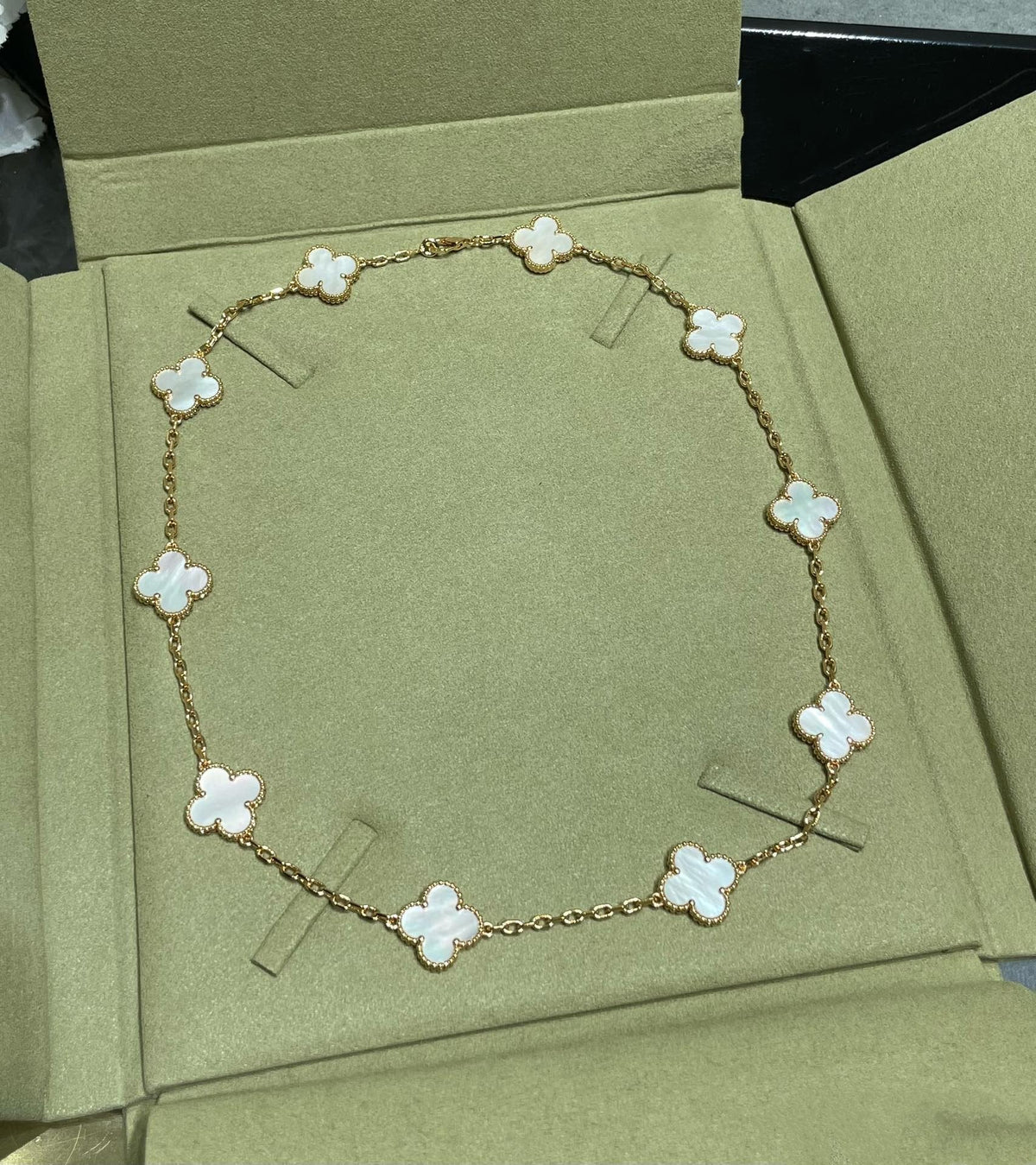 CLOVER 10 MOTIF WHITE MOP NECKLACE