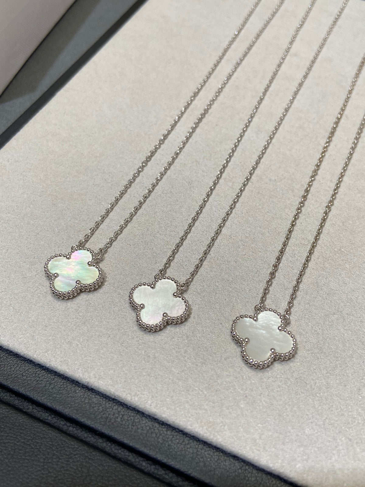 CLOVER MEDIUM SILVER WHITE MOP NECKLACE