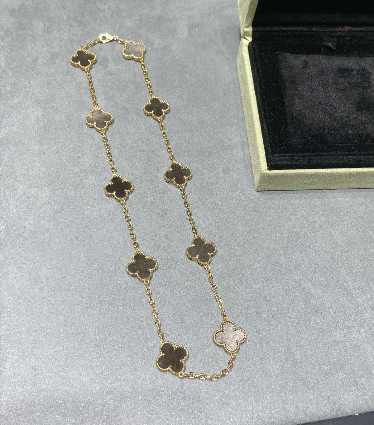 CLOVER 10 MOTIF GREY MOP PINK GOLD NECKLACE