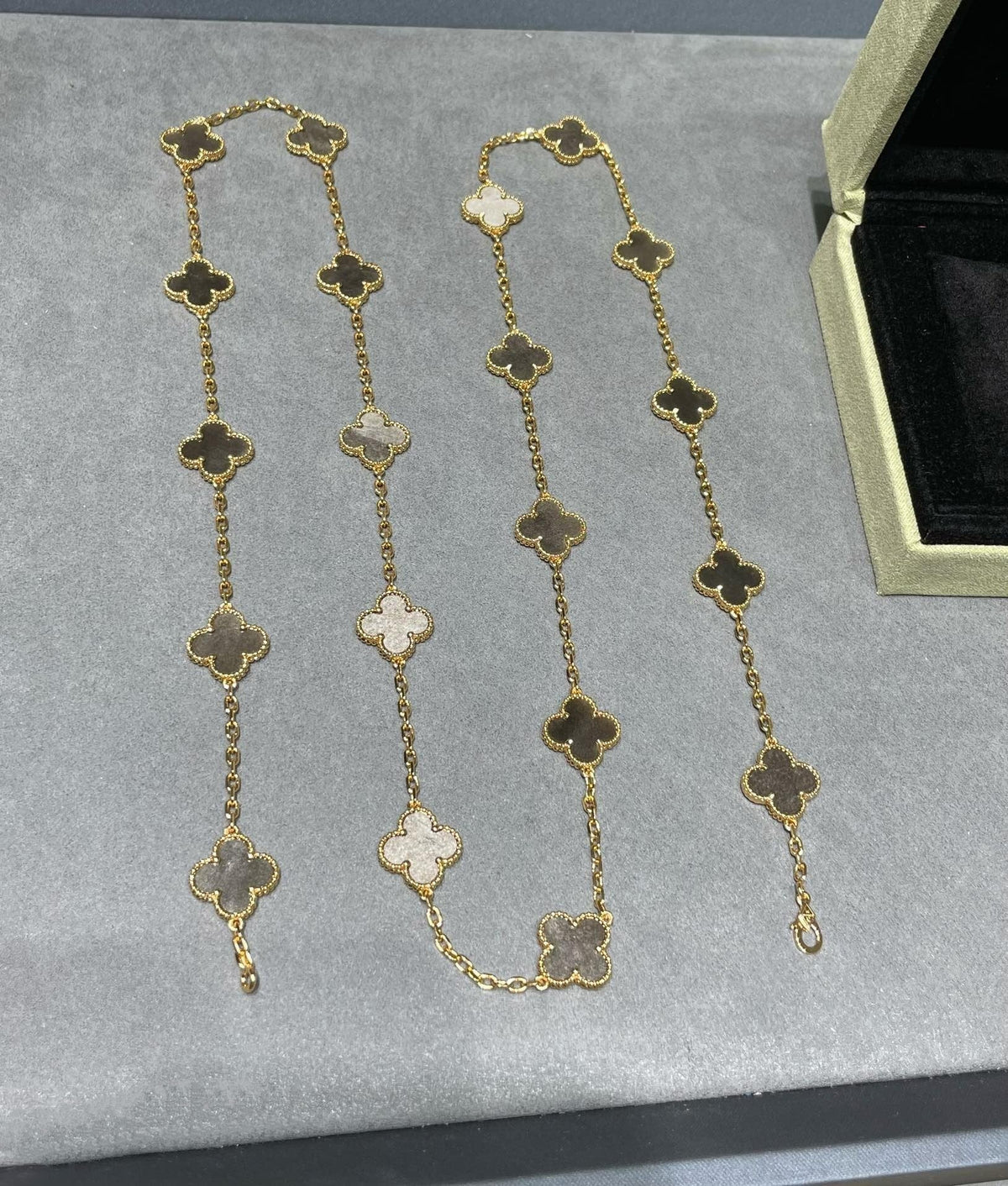 CLOVER 20 MOTIF GREY MOP PINK GOLD NECKLACE