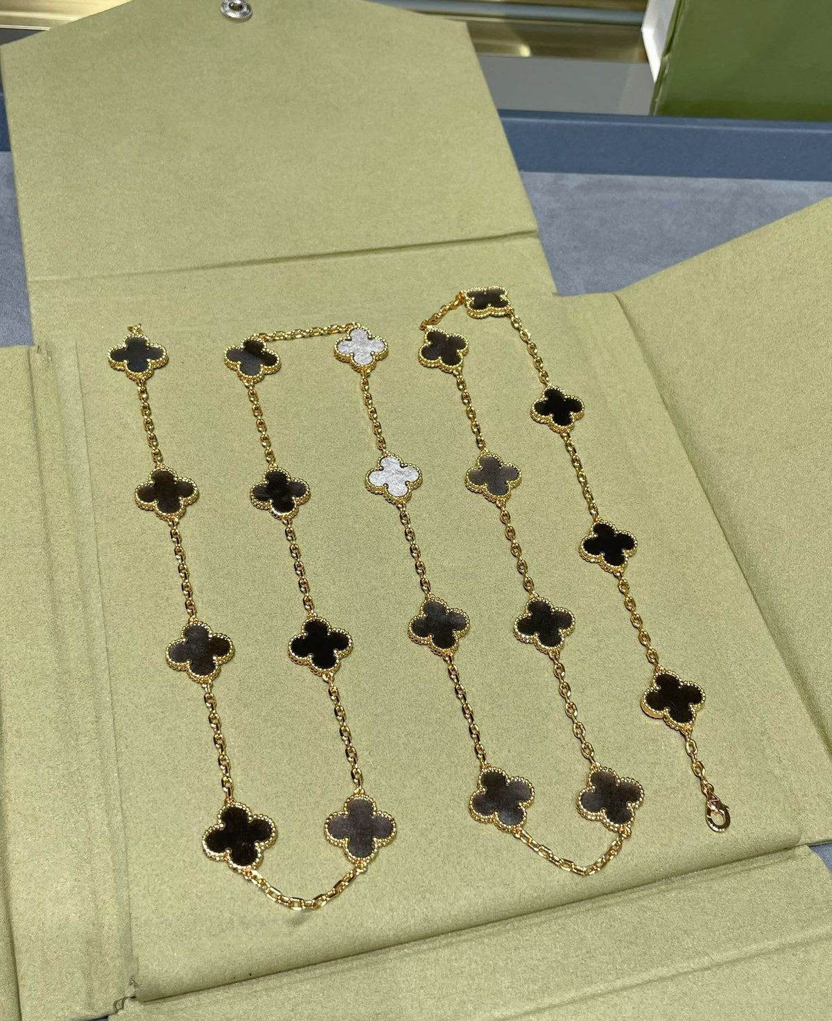 CLOVER 20 MOTIF GREY MOP PINK GOLD NECKLACE