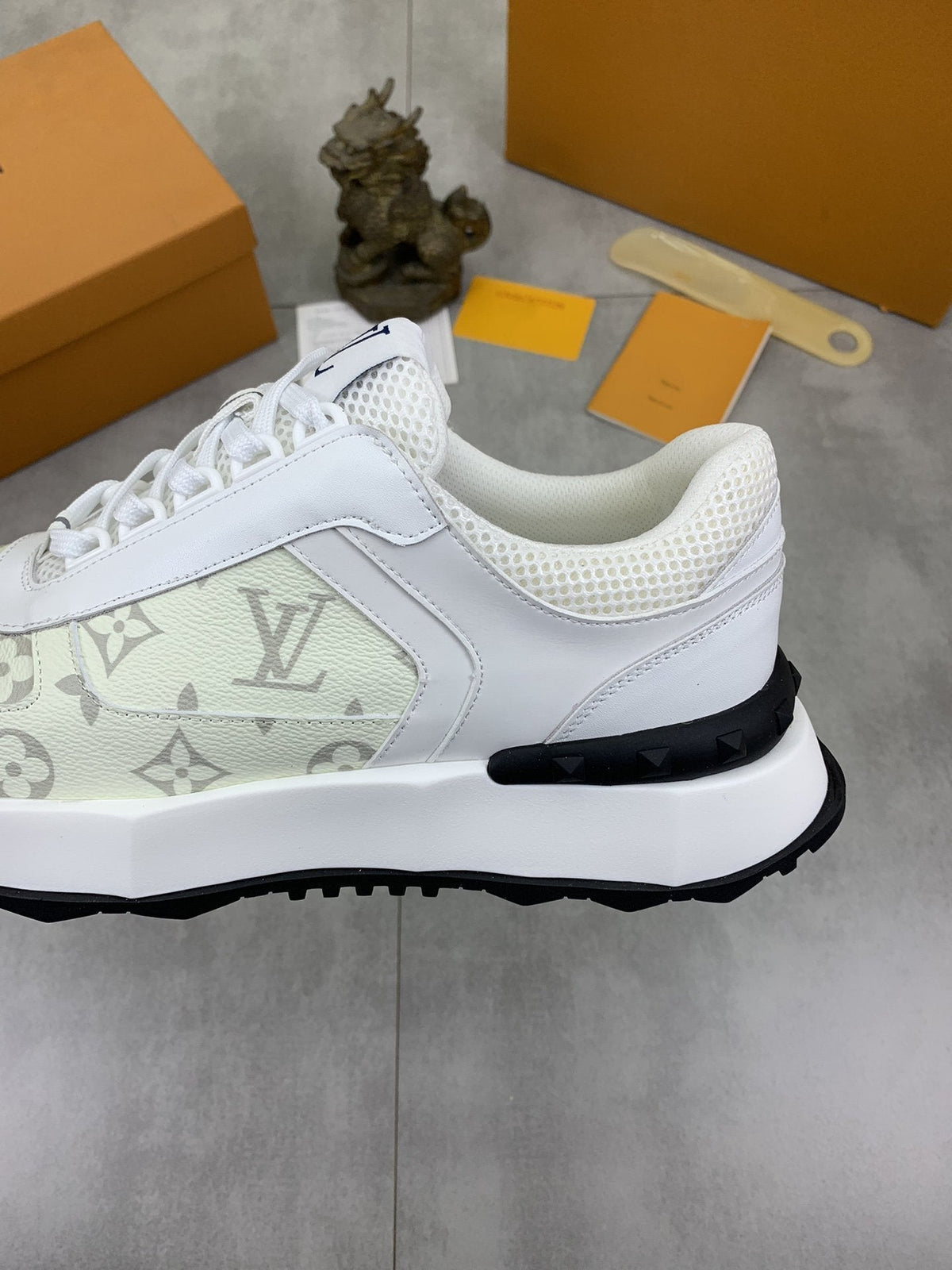 LV MONOGRAM SNEAKER WHITE BEIGE