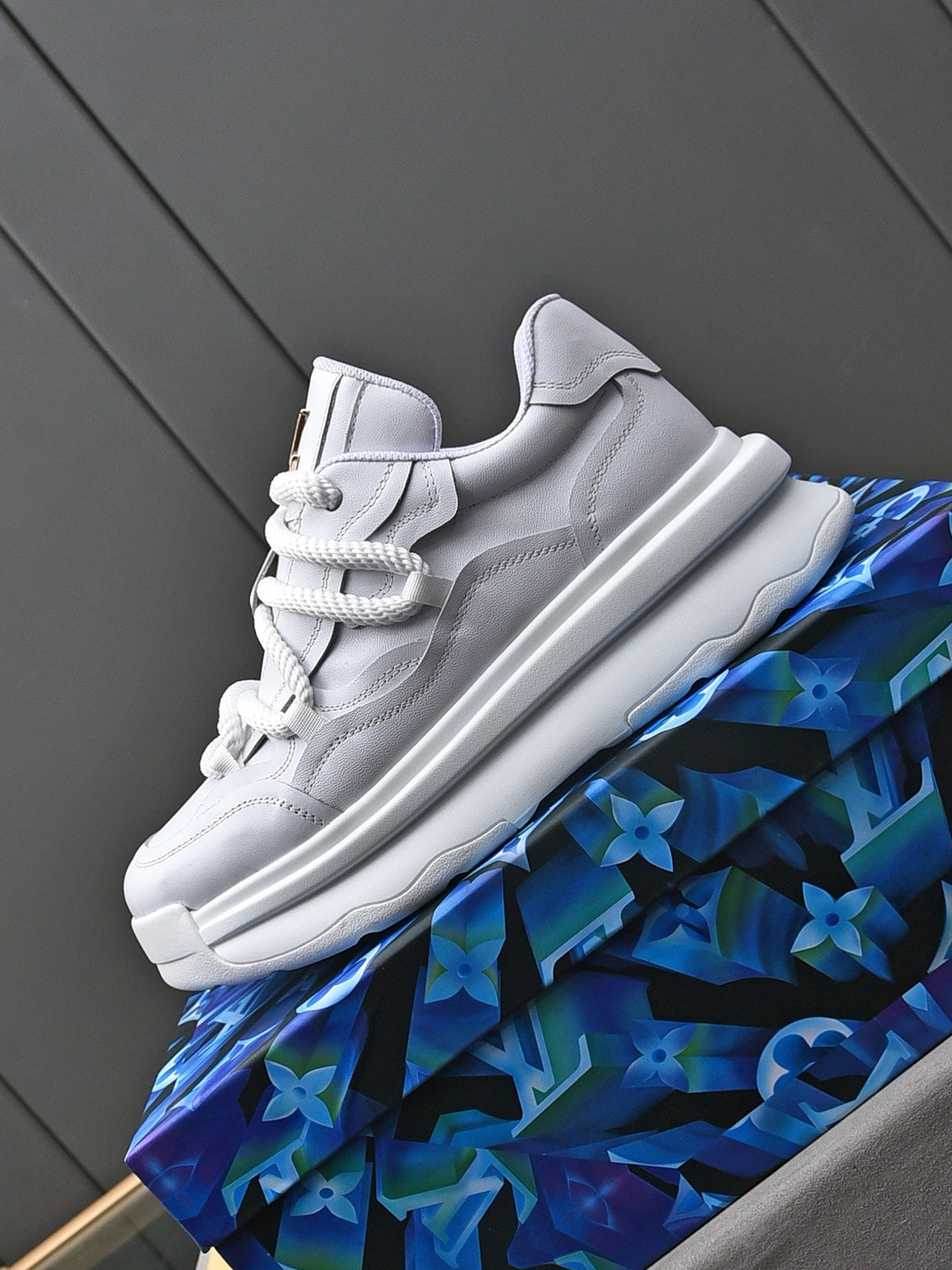 LV SNEAKERS WHITE LACE-UP