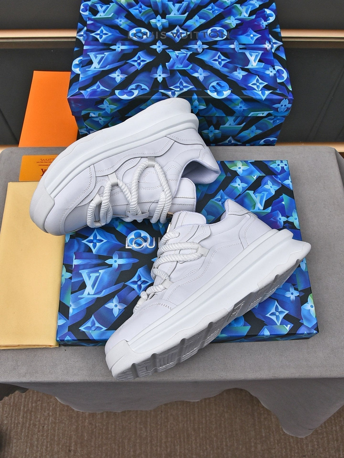 LV SNEAKERS WHITE LACE-UP