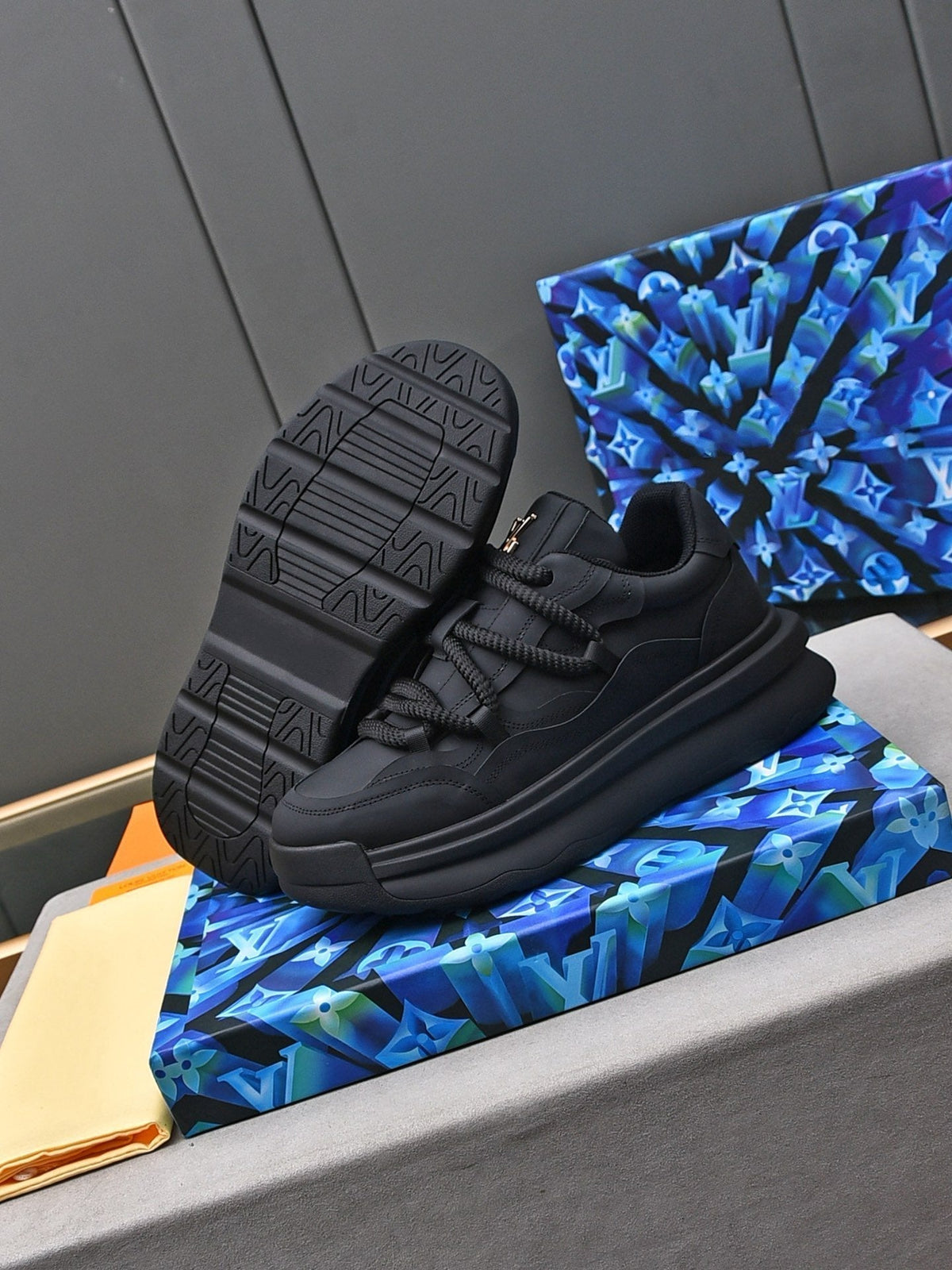 LV SNEAKERS BLACK LACE-UP
