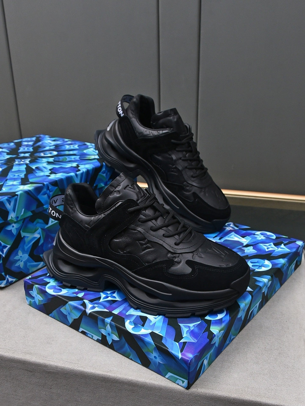 LV RUN SNEAKER BLACK