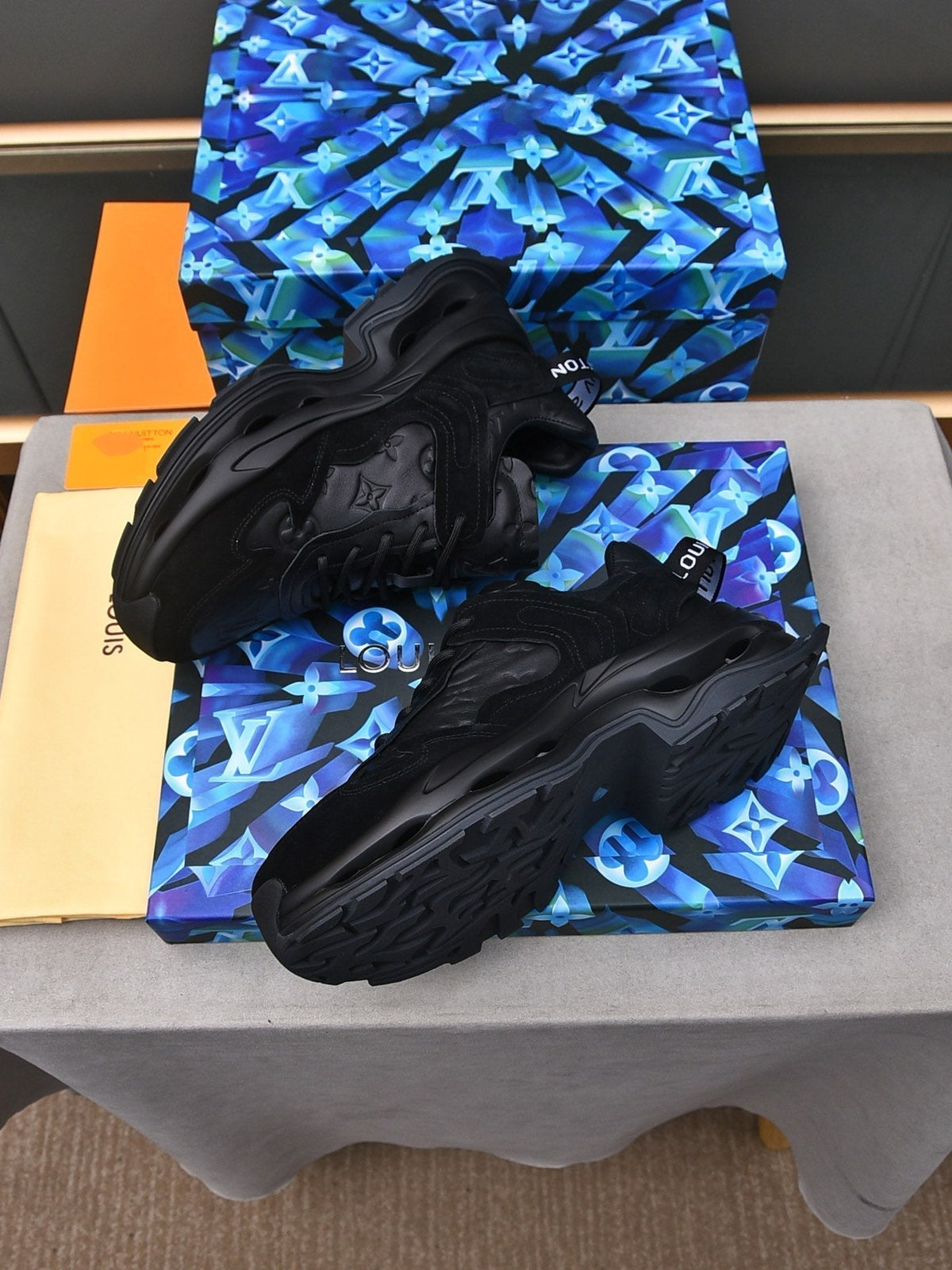 LV RUN SNEAKER BLACK