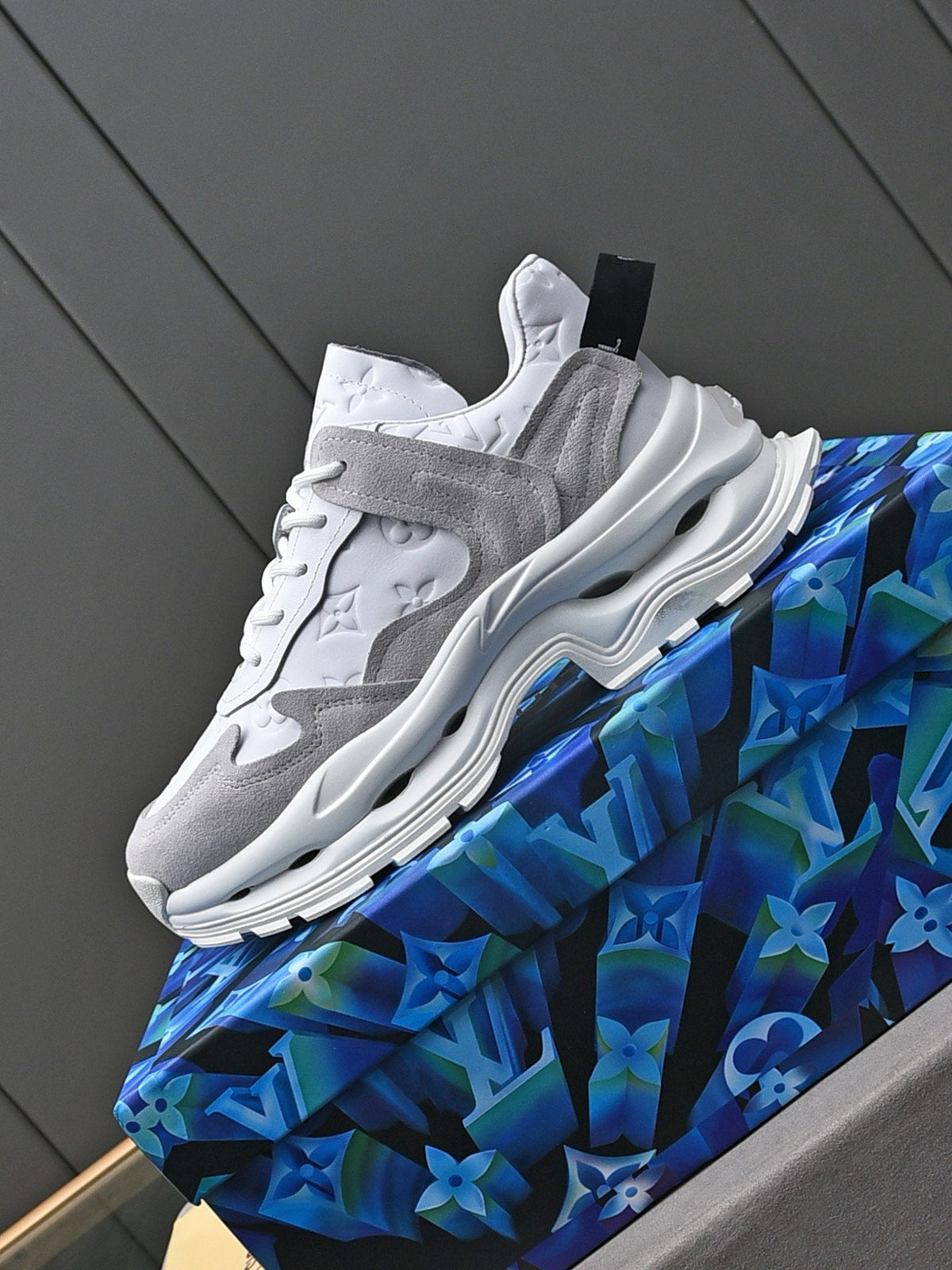 LV RUN SNEAKER WHITE GREY