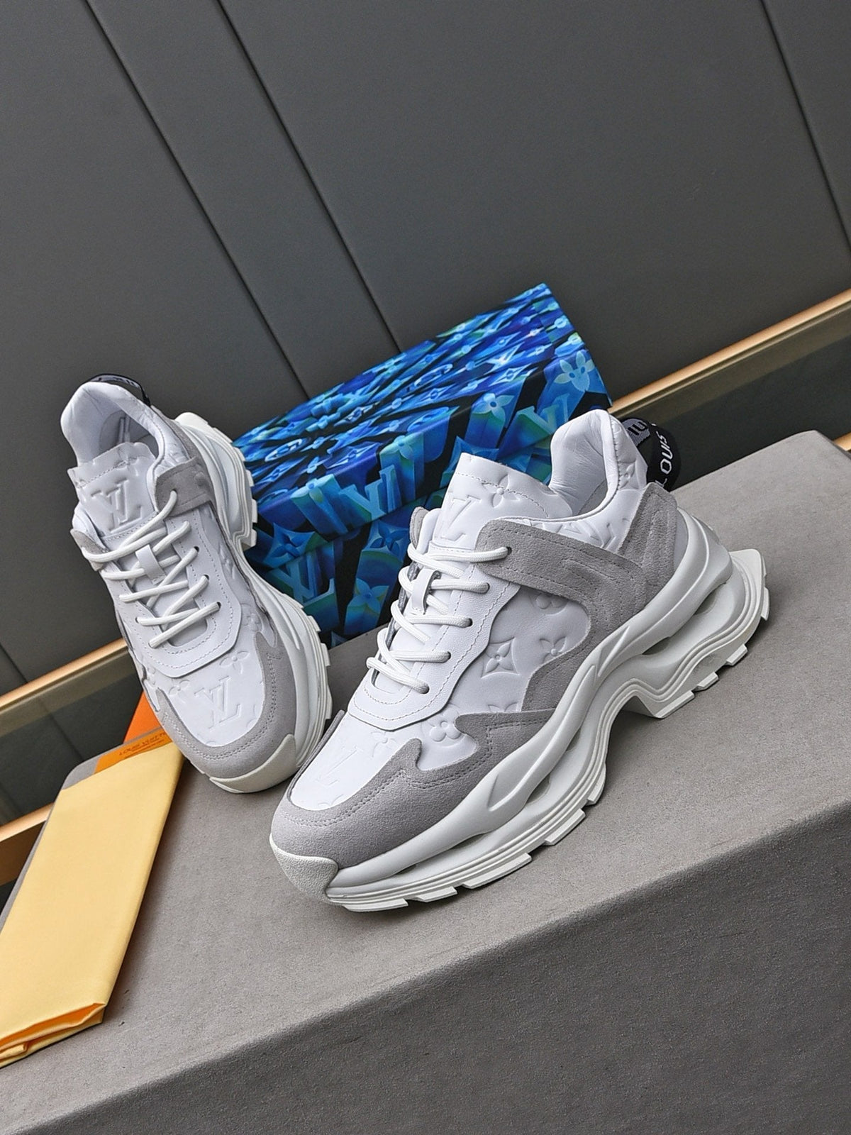 LV RUN SNEAKER WHITE GREY