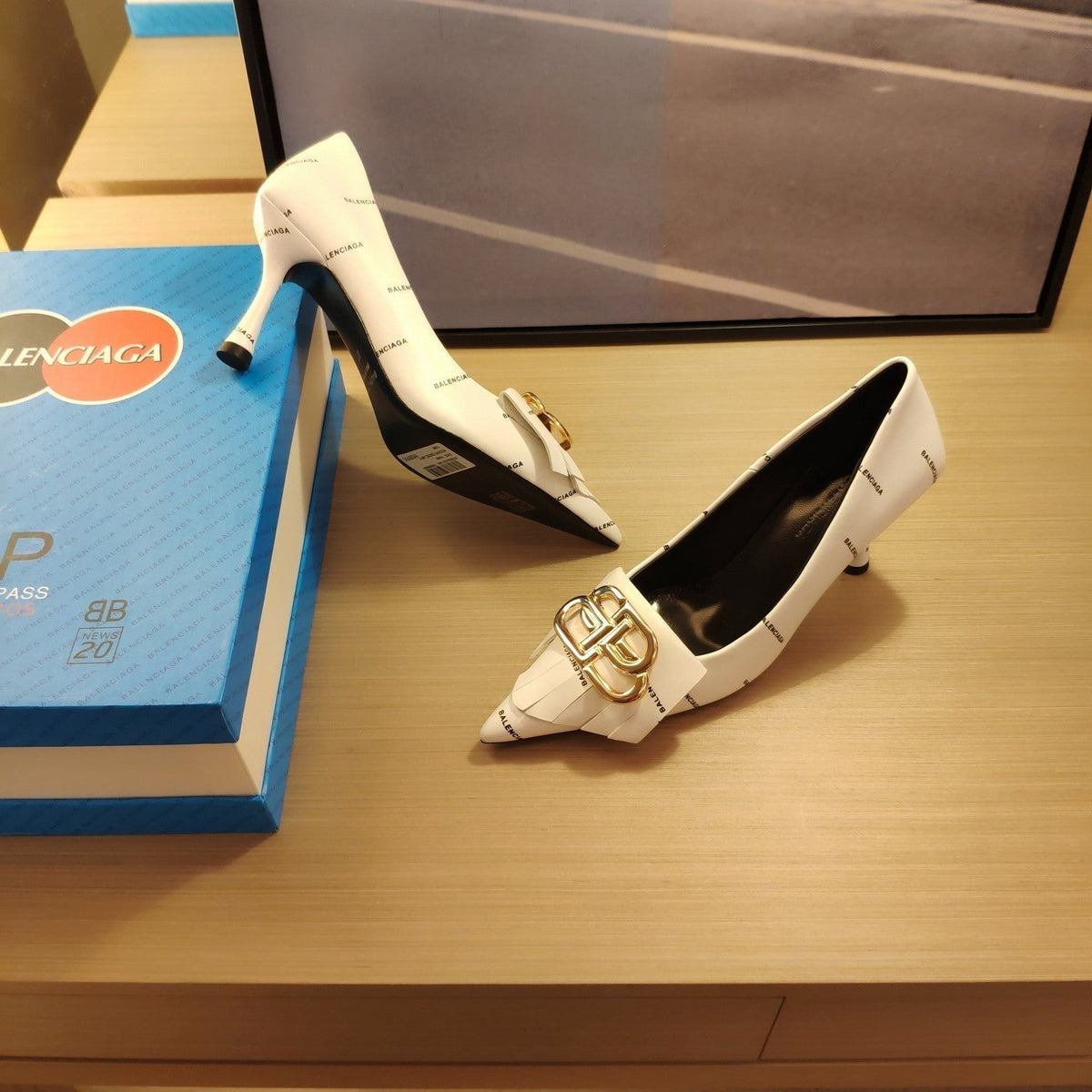POINTED TOE PUMPS WHITE WITH LOGO PRINT SMOOTH CALFSKIN