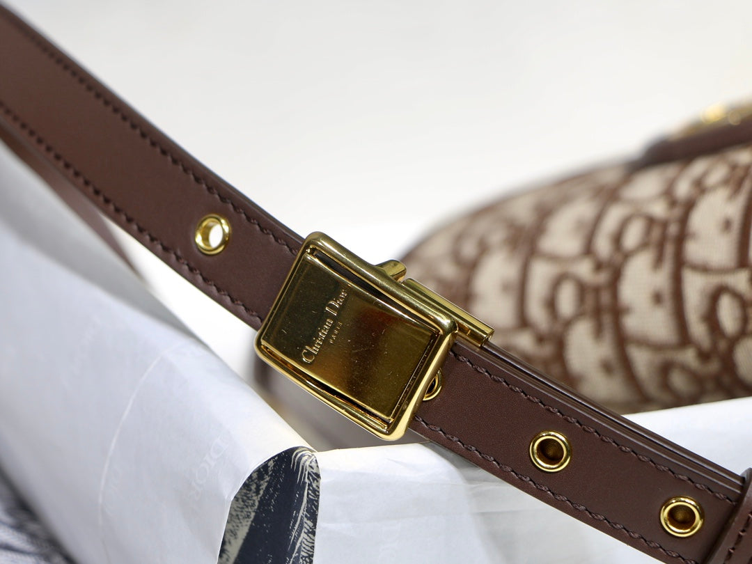MEDIUM CD BOBBY 22CM CHOCOLATE OBLIQUE CANVAS GOLD HARDWARE