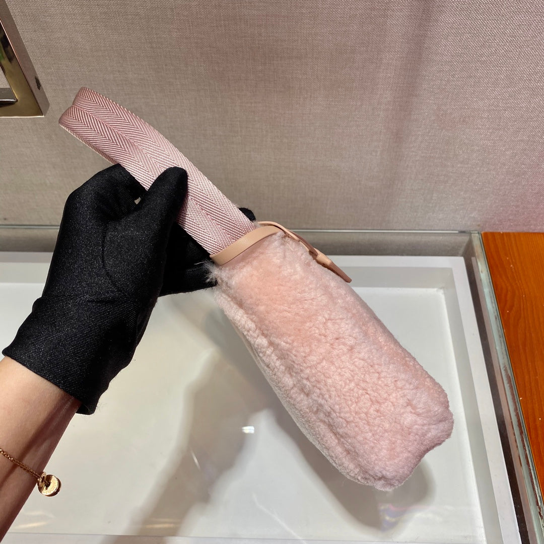 HOBO BAG 23 IN LIGHT PINK SHEARLING