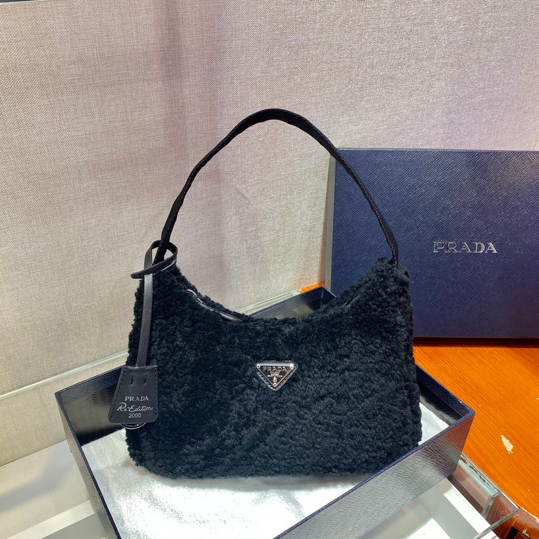 HOBO BAG 23 IN BLACK SHEARLING