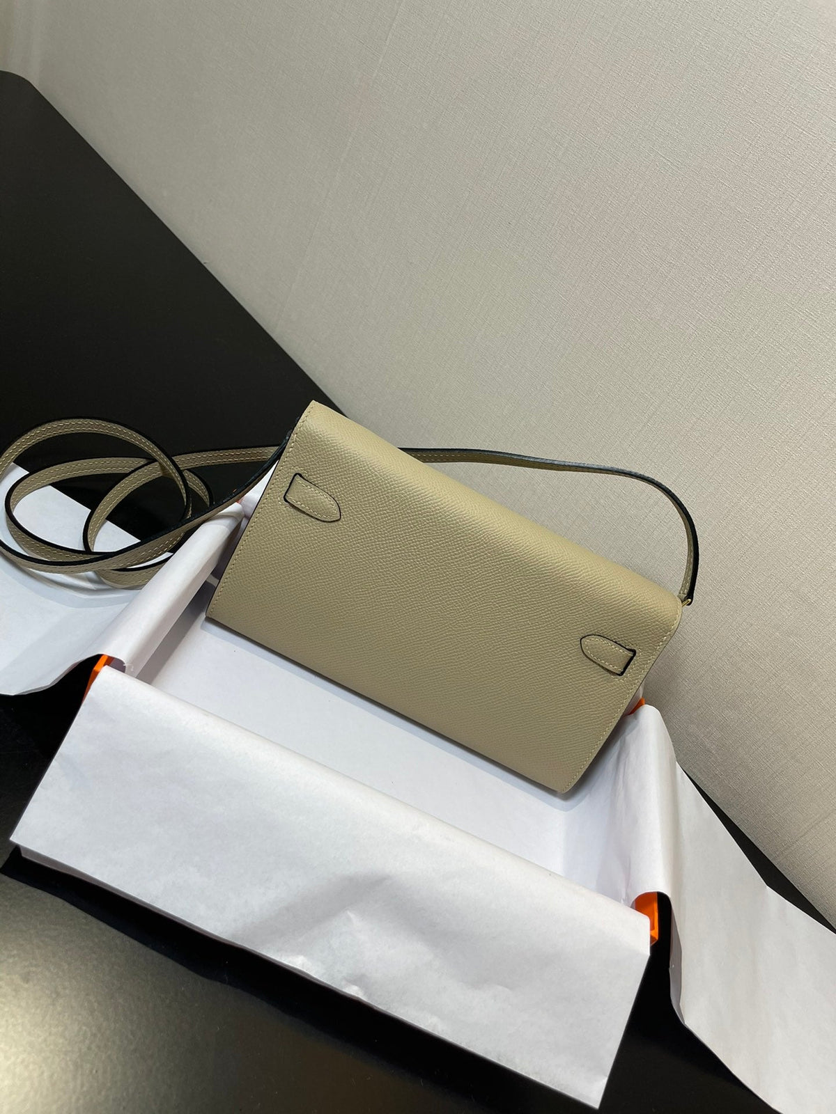 kelly to go wallet 20.5 lichen epsom gold hardware