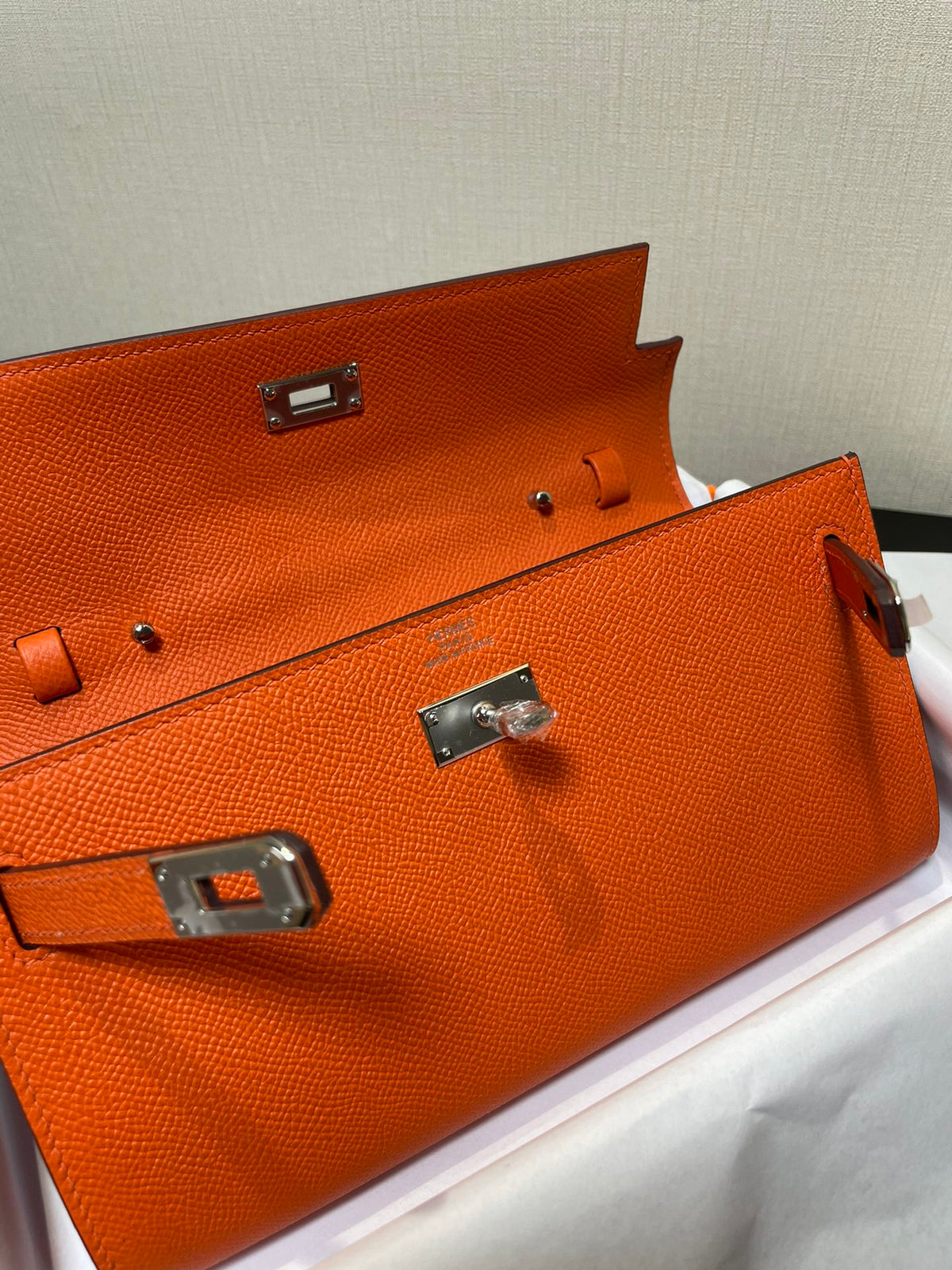 kelly to go wallet 20.5 orange epsom silver hardware