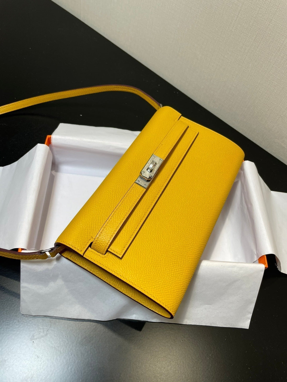 kelly to go wallet 20.5 yellow epsom silver hardware
