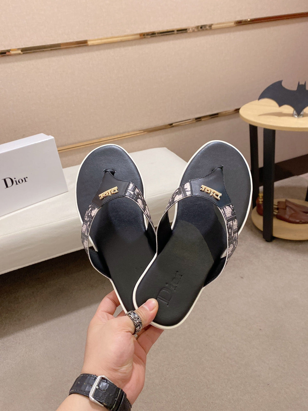 CD ALIAS THONG SANDAL BLACK CALFSKIN