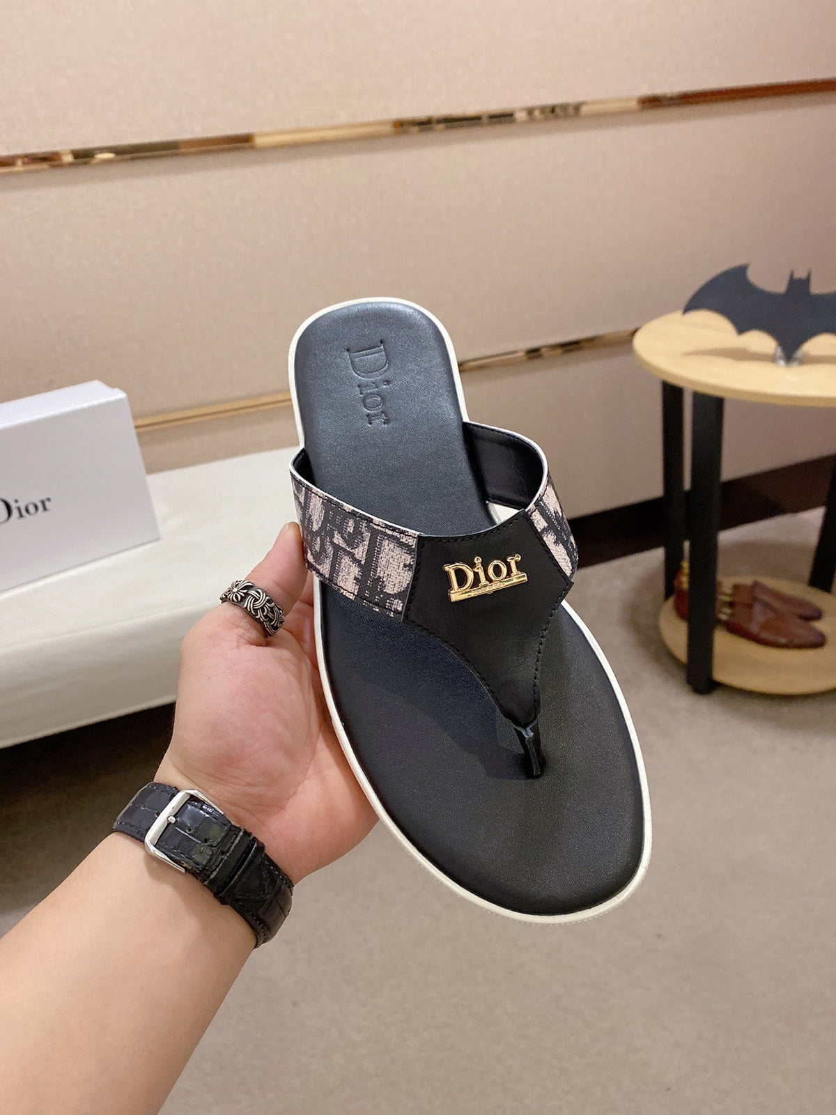 CD ALIAS THONG SANDAL BLACK CALFSKIN