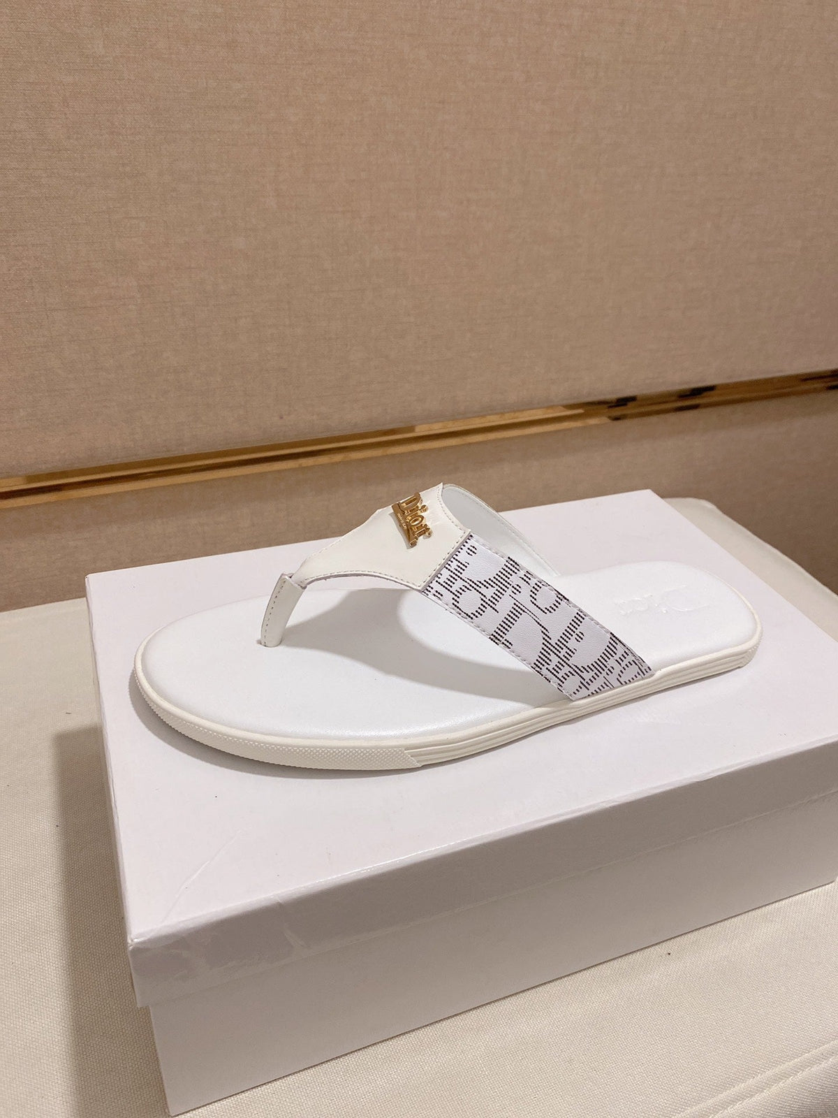 CD ALIAS THONG SANDAL WHITE CALFSKIN