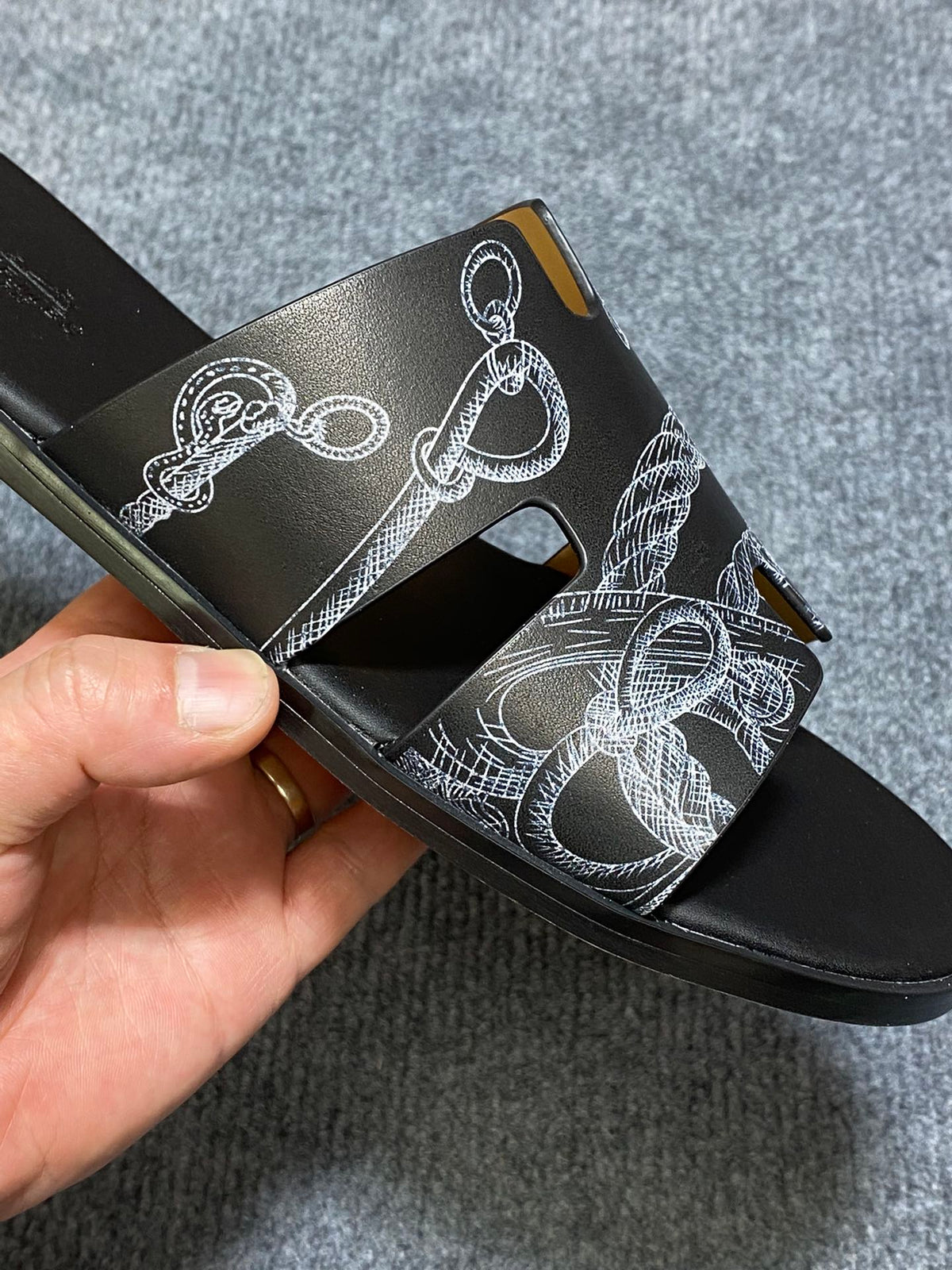 HM IZMIR SANDAL BLACK CALFSKIN WITH PATTERNS