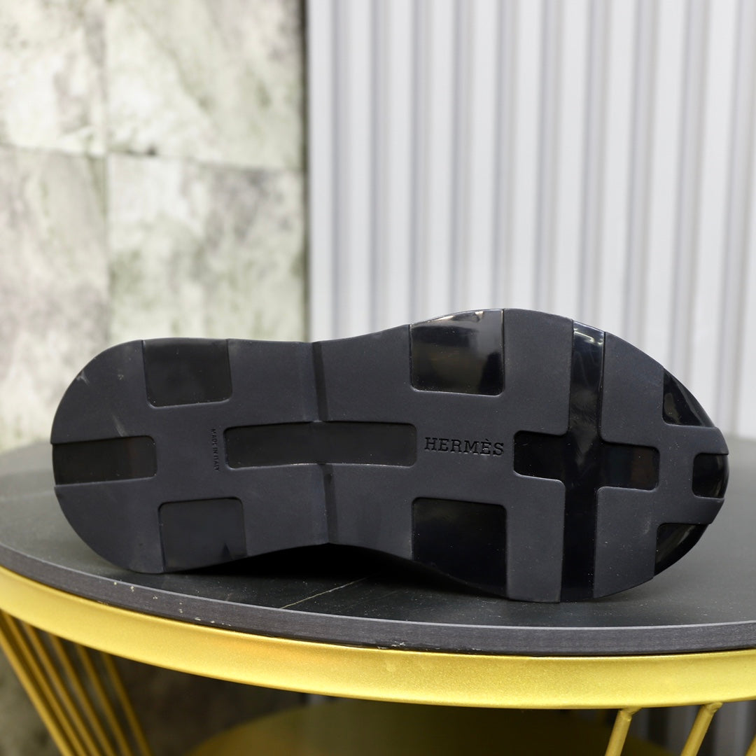 HM EMBOSSED ICON SNEAKER BLACK CALFSKIN