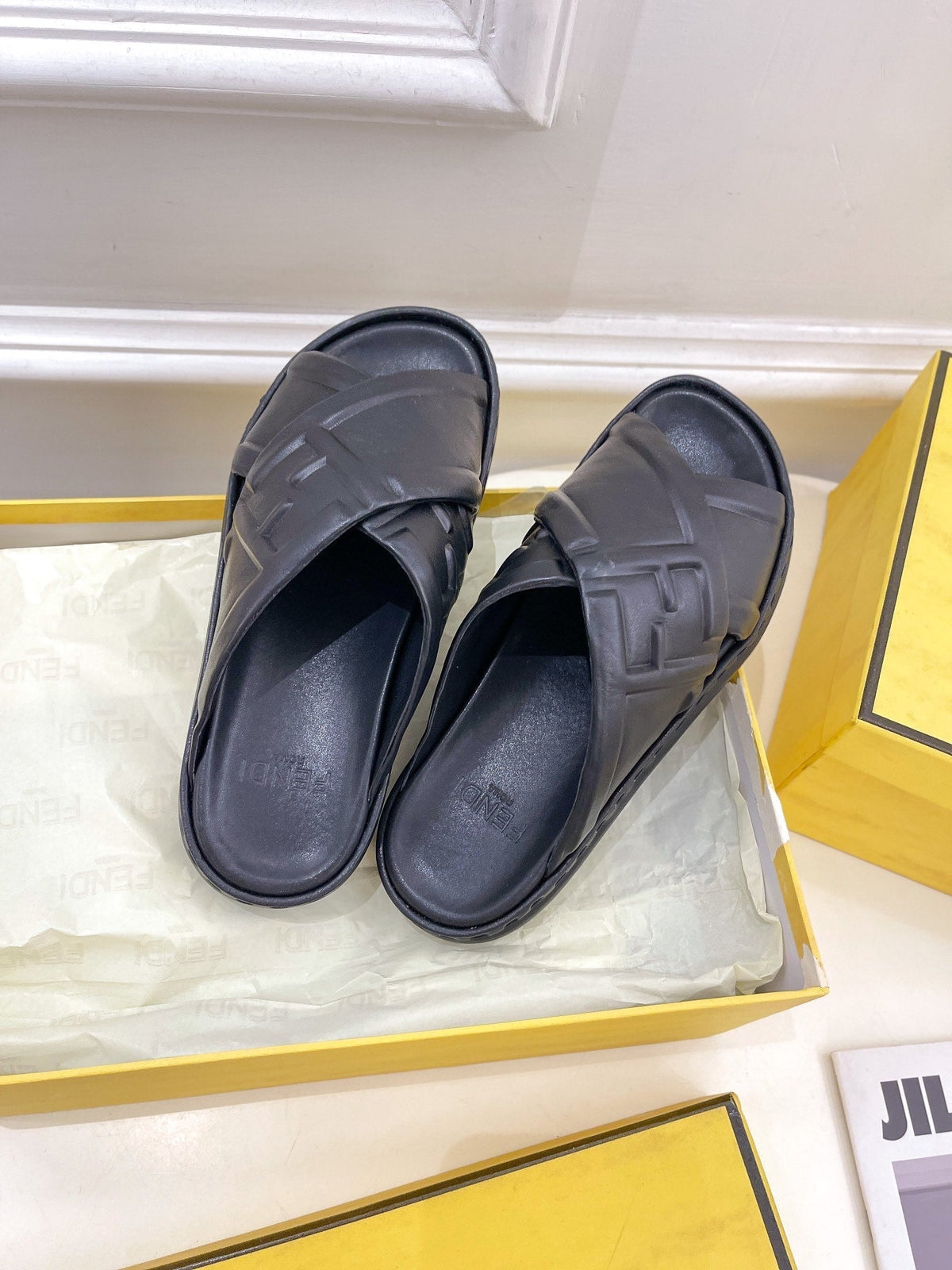 FENDI CROSSOVER SLIPPER IN BLACK CALFSKIN