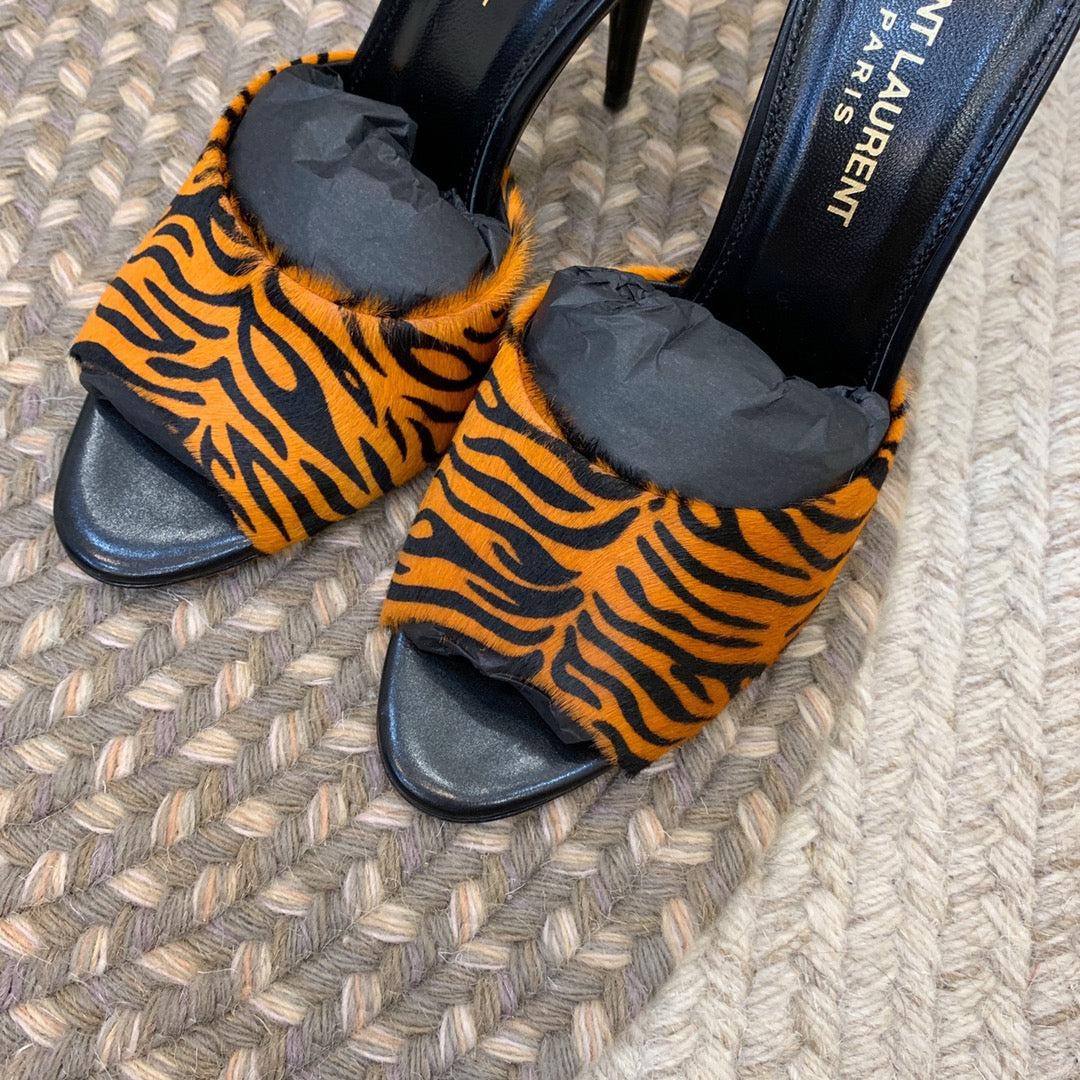 LA 16 HEELED MULES IN TIGER PATTERN RABBIT FUR