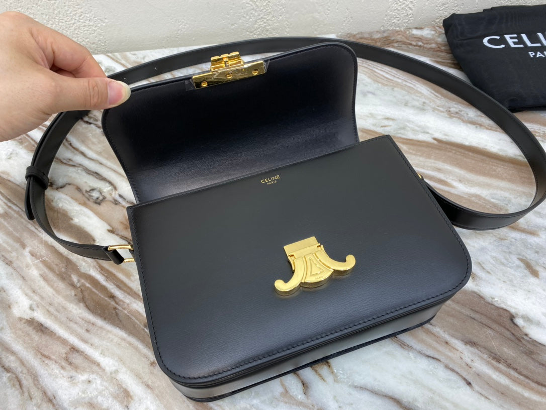CLASSIQUE TRIOMPHE 22 BLACK CALFSKIN GOLD HARDWARE