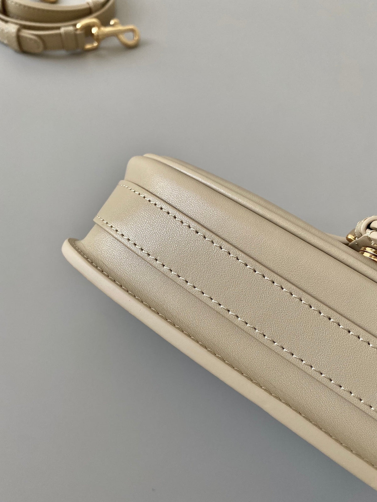 medium cd east west 22cm beige calfskin ghw