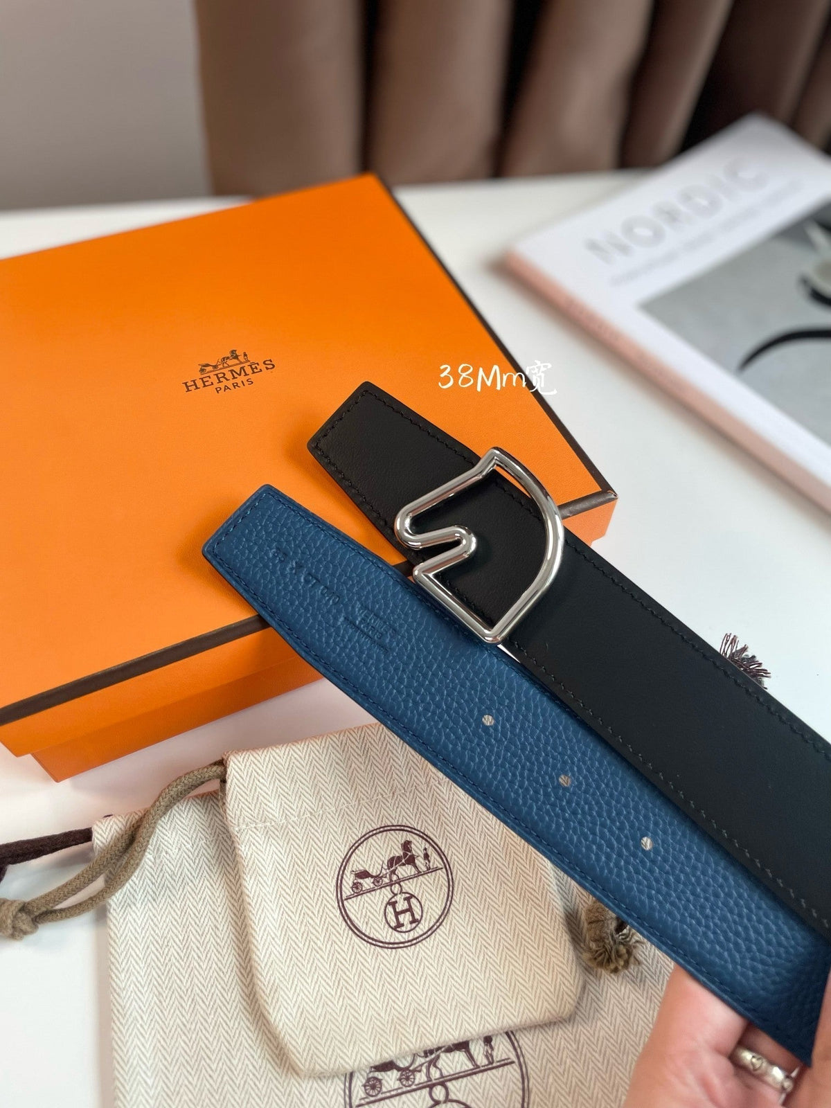 BOUCLE BELT BUCKLE & REVERSIBLE NAVY BLUE AND BLACK AND WHITE LEATHER STRAP 38MM SILVER HARDWARE