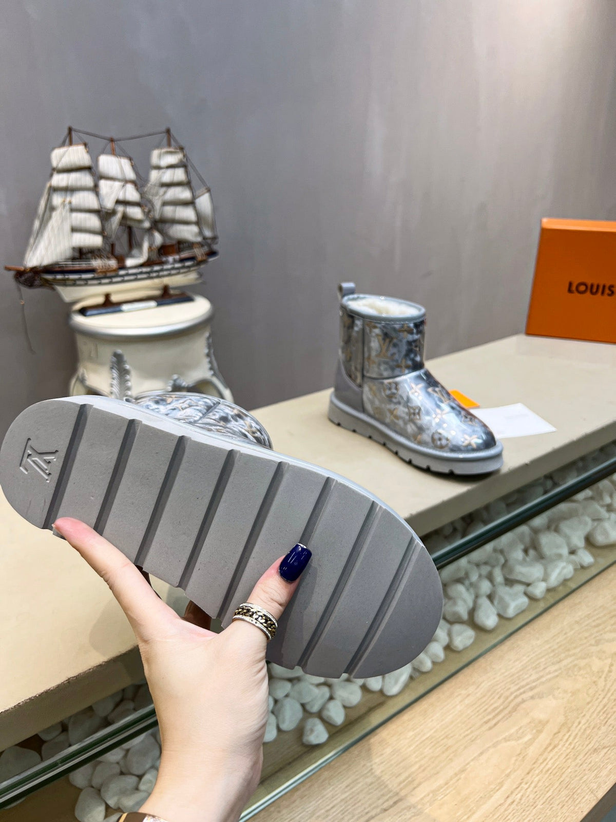 LV 25 Snow Boots Gray Scratch-Resistant PVC Wool 576227