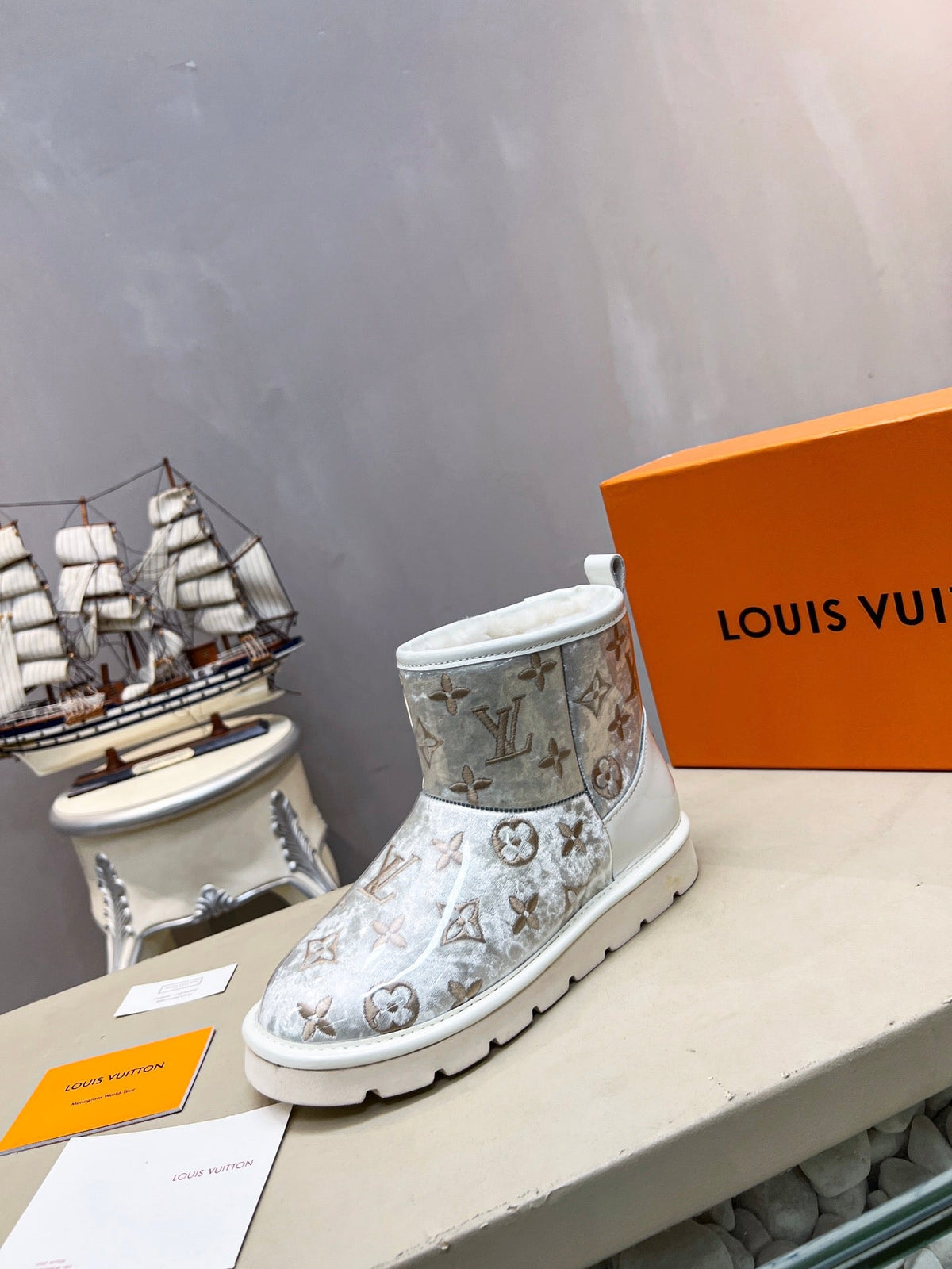 LV 25 Snow Boots Ivory Scratch-Resistant PVC Wool 576229