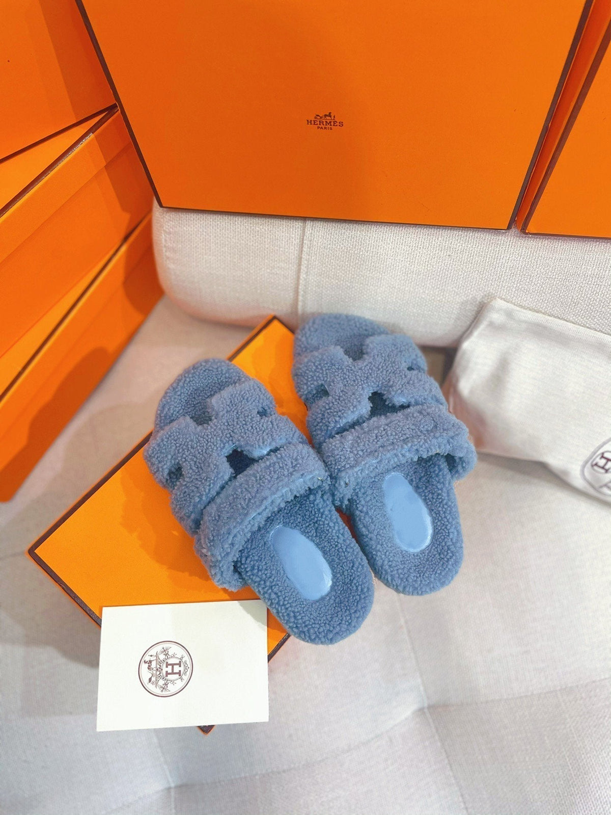 chypre sandal cloud blue lamb wool