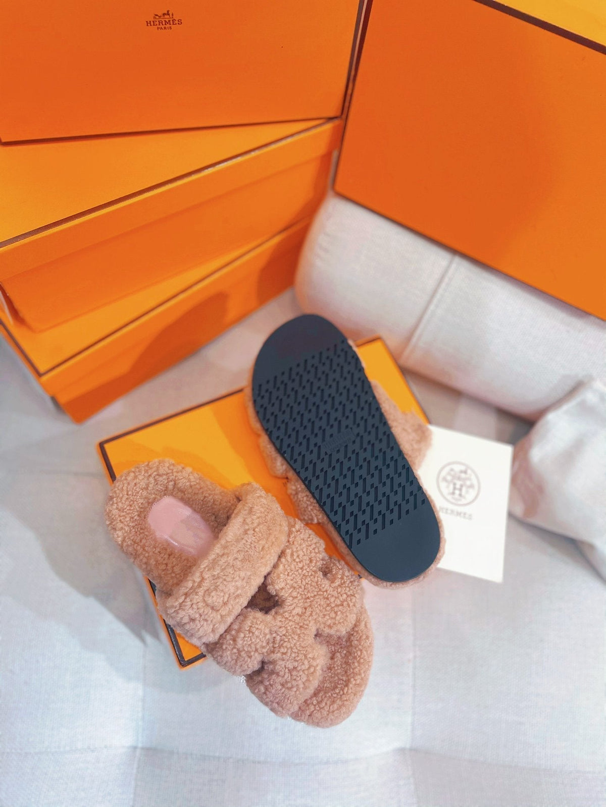 chypre sandal light pink lamb wool