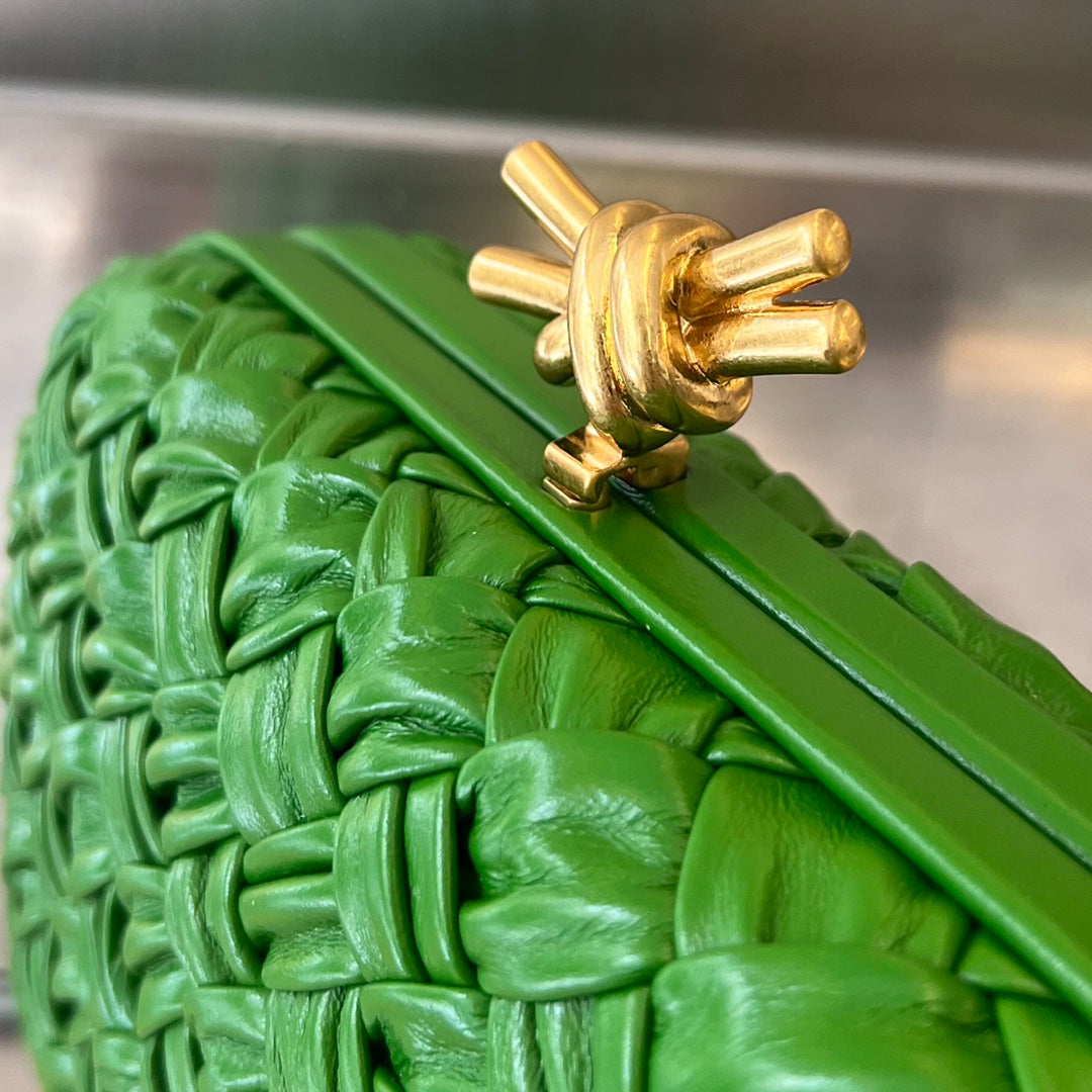 KNOT 19 IN EMERALD GREEN LAMBSKIN