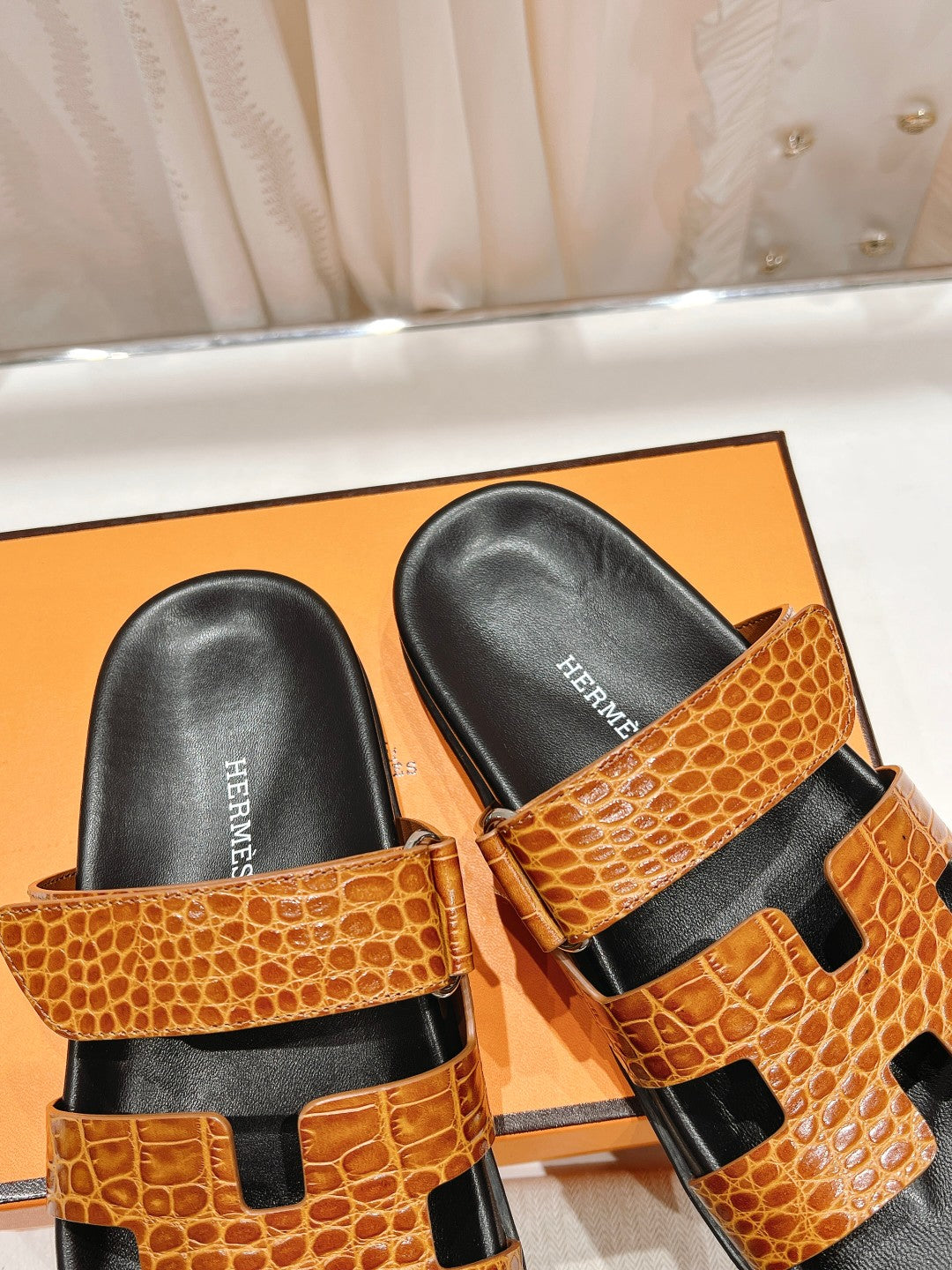 CHYPRE SANDAL BLACK AND BRIGHT BROWN LAMBSKIN
