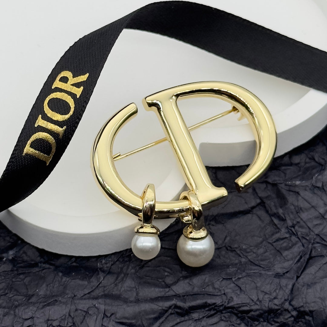 CD Brooch 172617