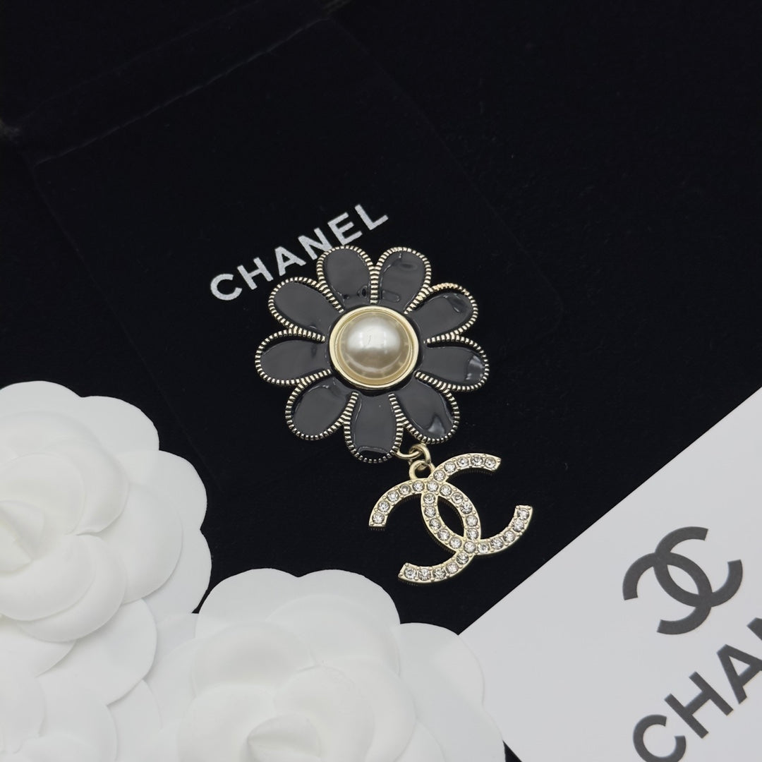 CC Brooch Gold Black 173224