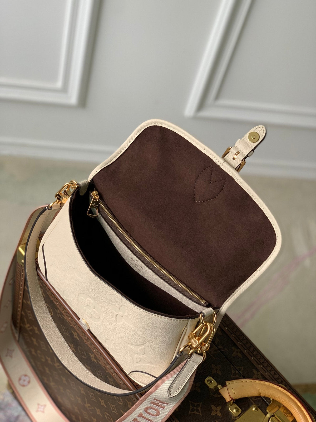 diane 24 cream monogram empreinte leather