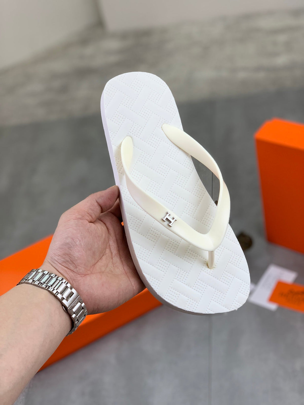 HM THONG SLIPPERS WHITE RUBBER
