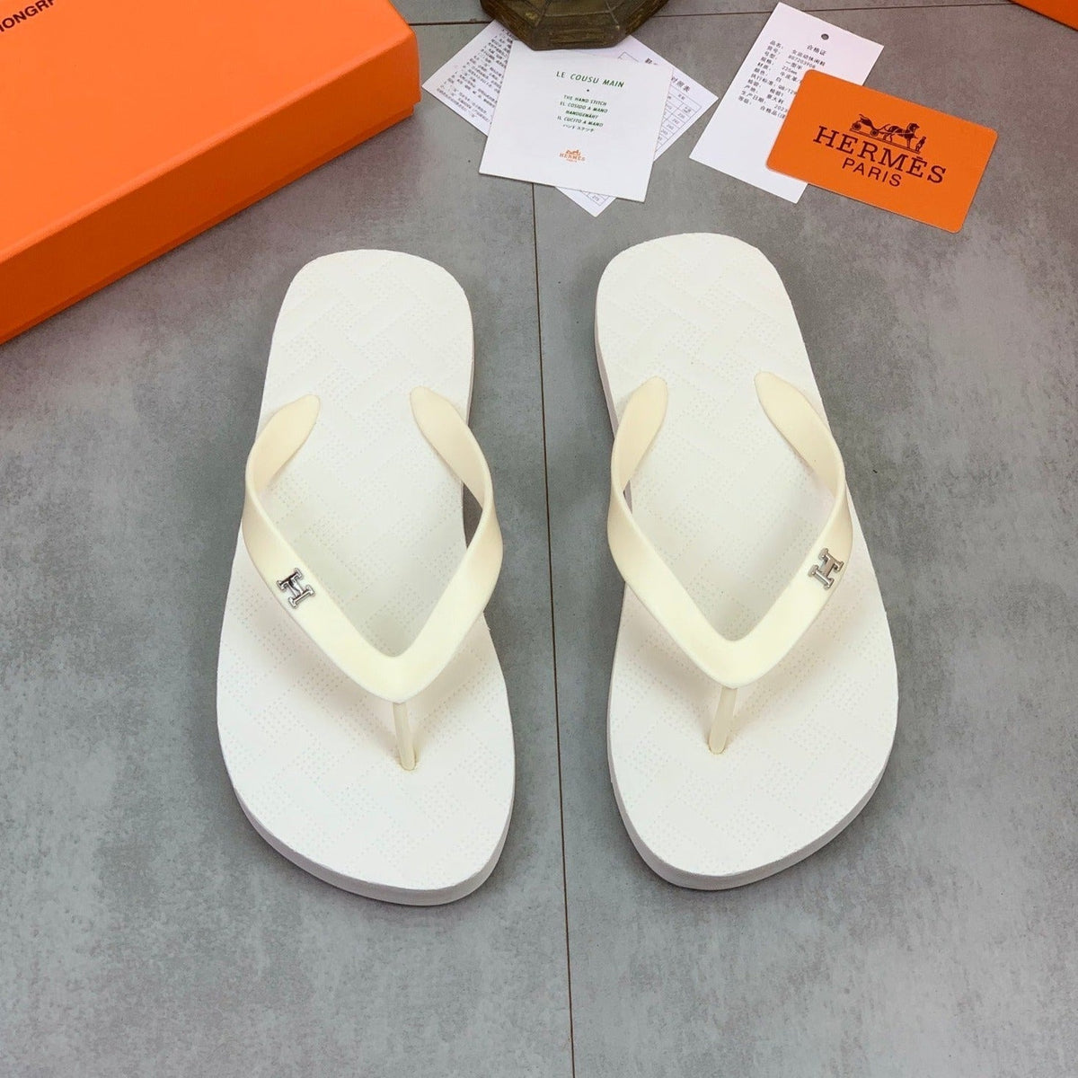 HM THONG SLIPPERS WHITE RUBBER