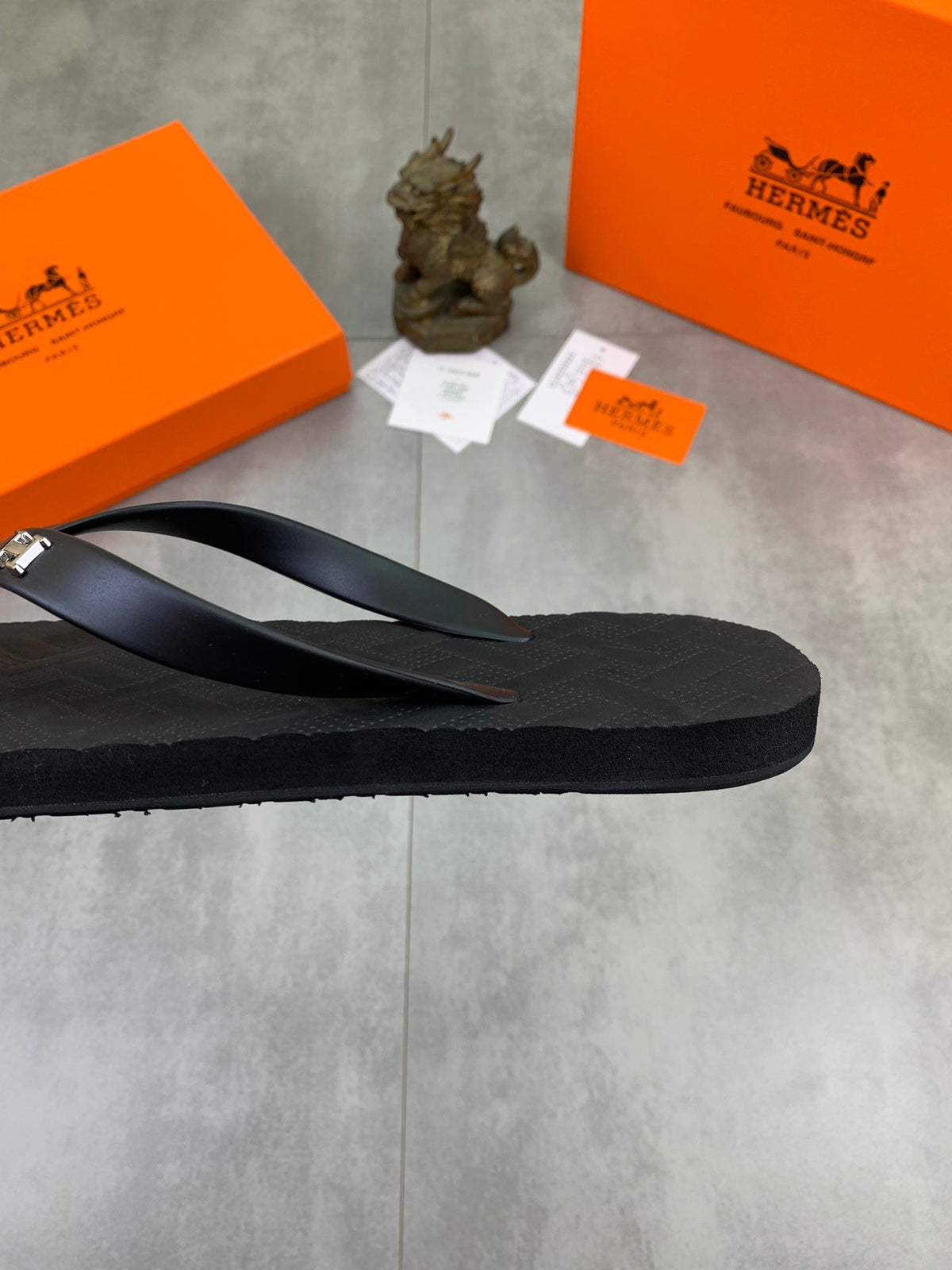 HM THONG SLIPPERS BLACK RUBBER