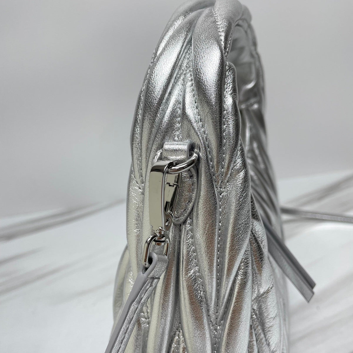 miuwander hobo 23 silver metalic matelasse leather