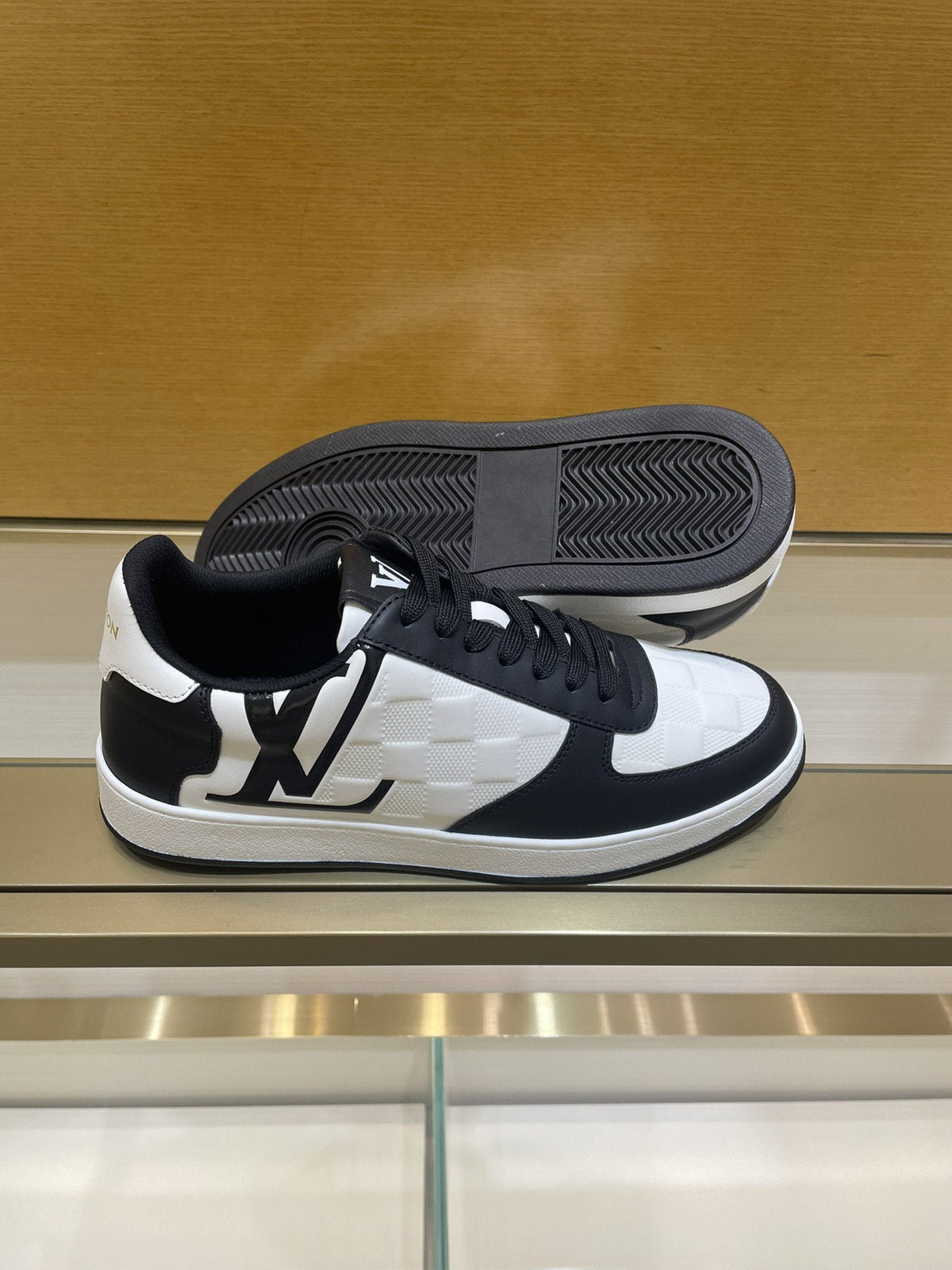 LV RIVOLI SNEAKER MEN BLACK WHITE
