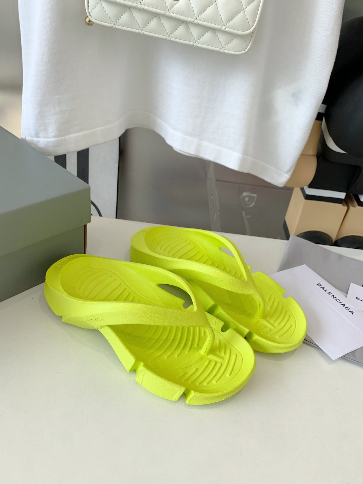 THONG SANDALS IN VOLT GREEN RUBBER