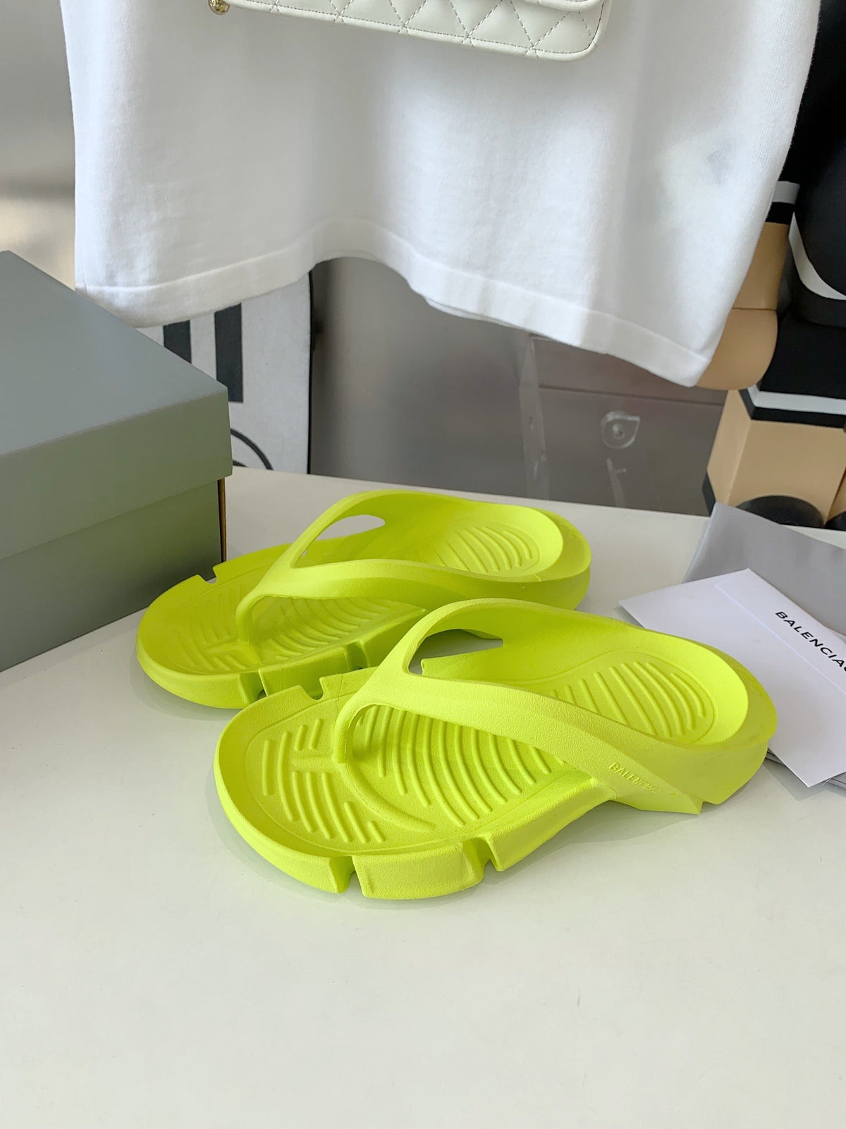 THONG SANDALS IN VOLT GREEN RUBBER