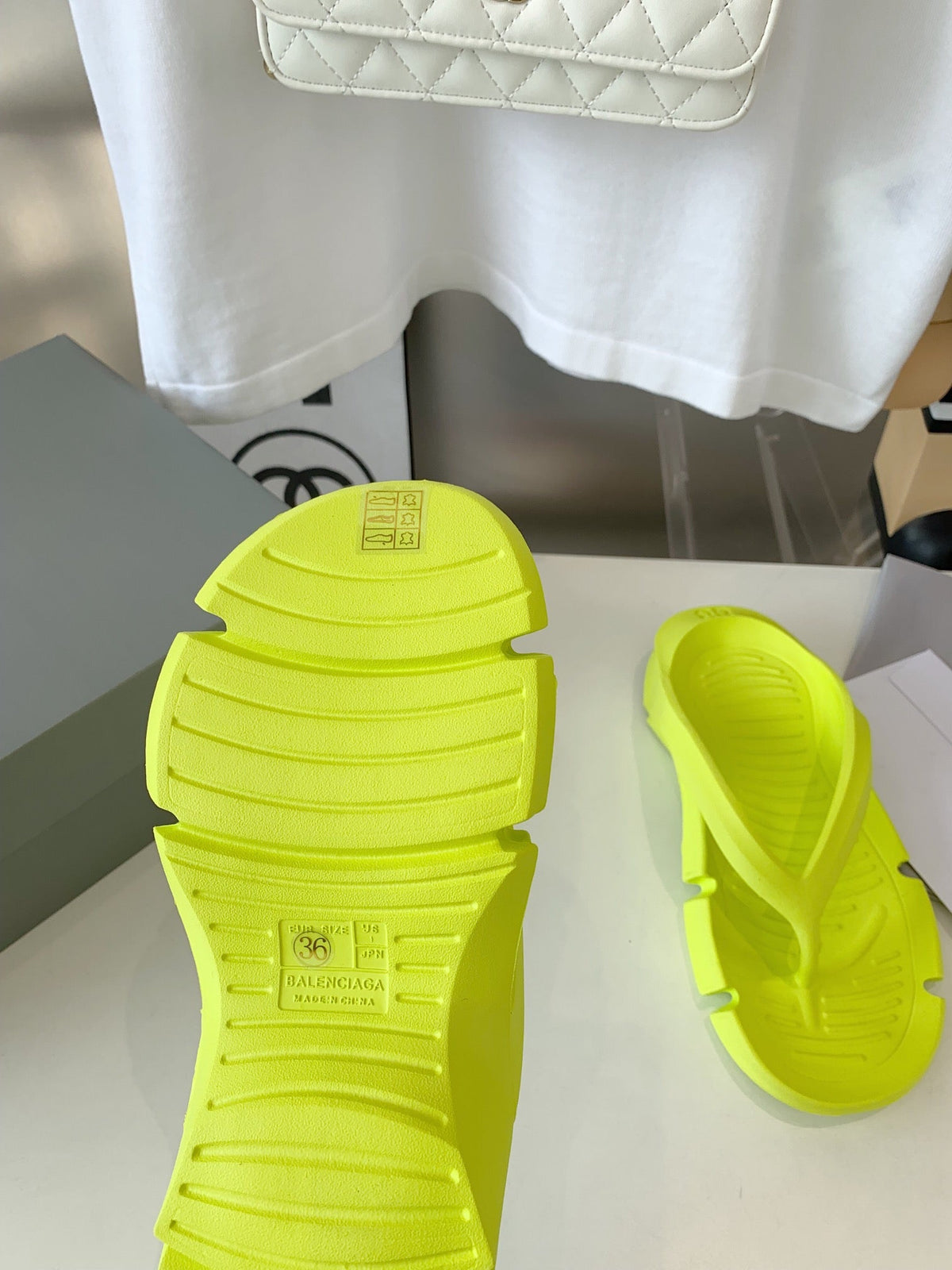THONG SANDALS IN VOLT GREEN RUBBER