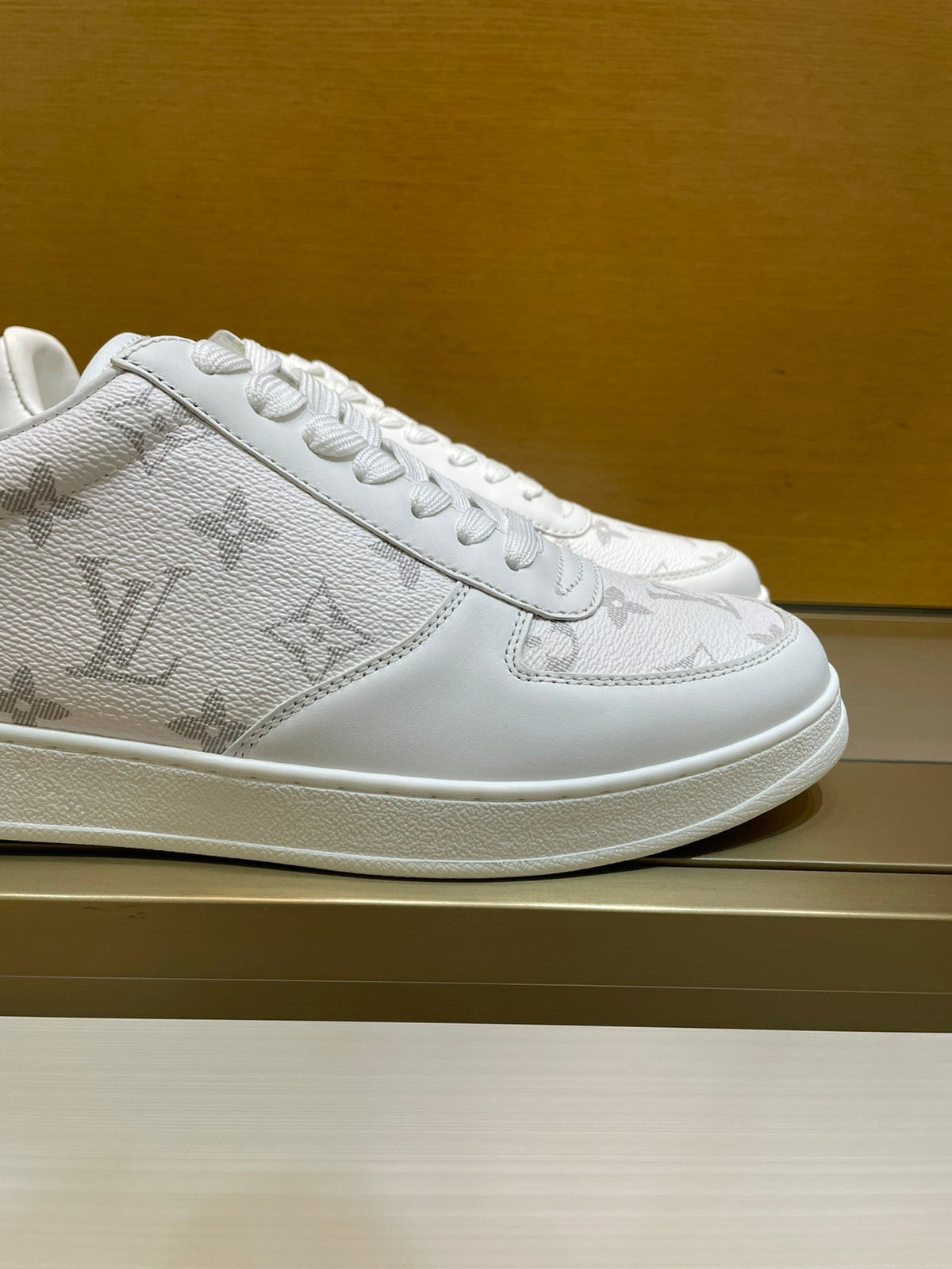 LV RIVOLI SNEAKER WHITE