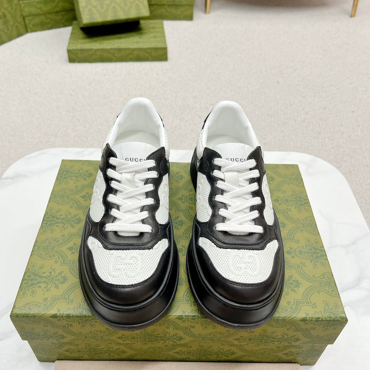 GG EMBOSSED TRAINER BLACK AND WHITE CALFSKIN